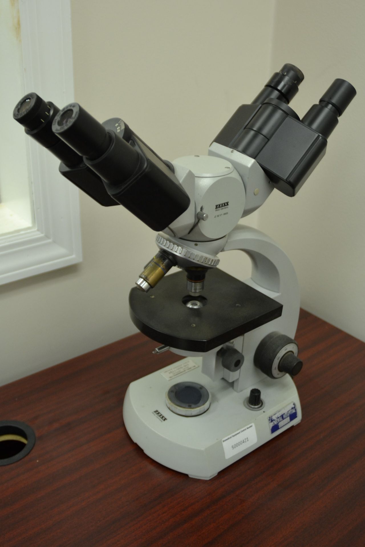 Zeiss Microscope - Image 2 of 2