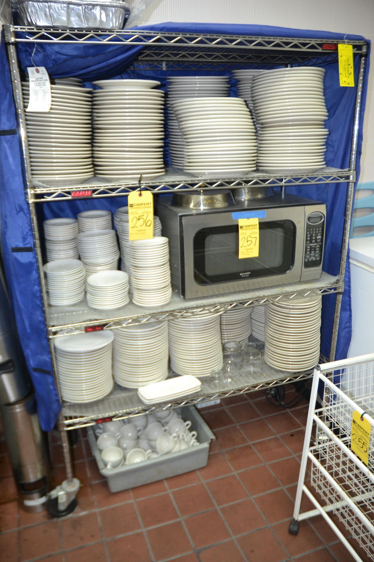 Lot - Dishware