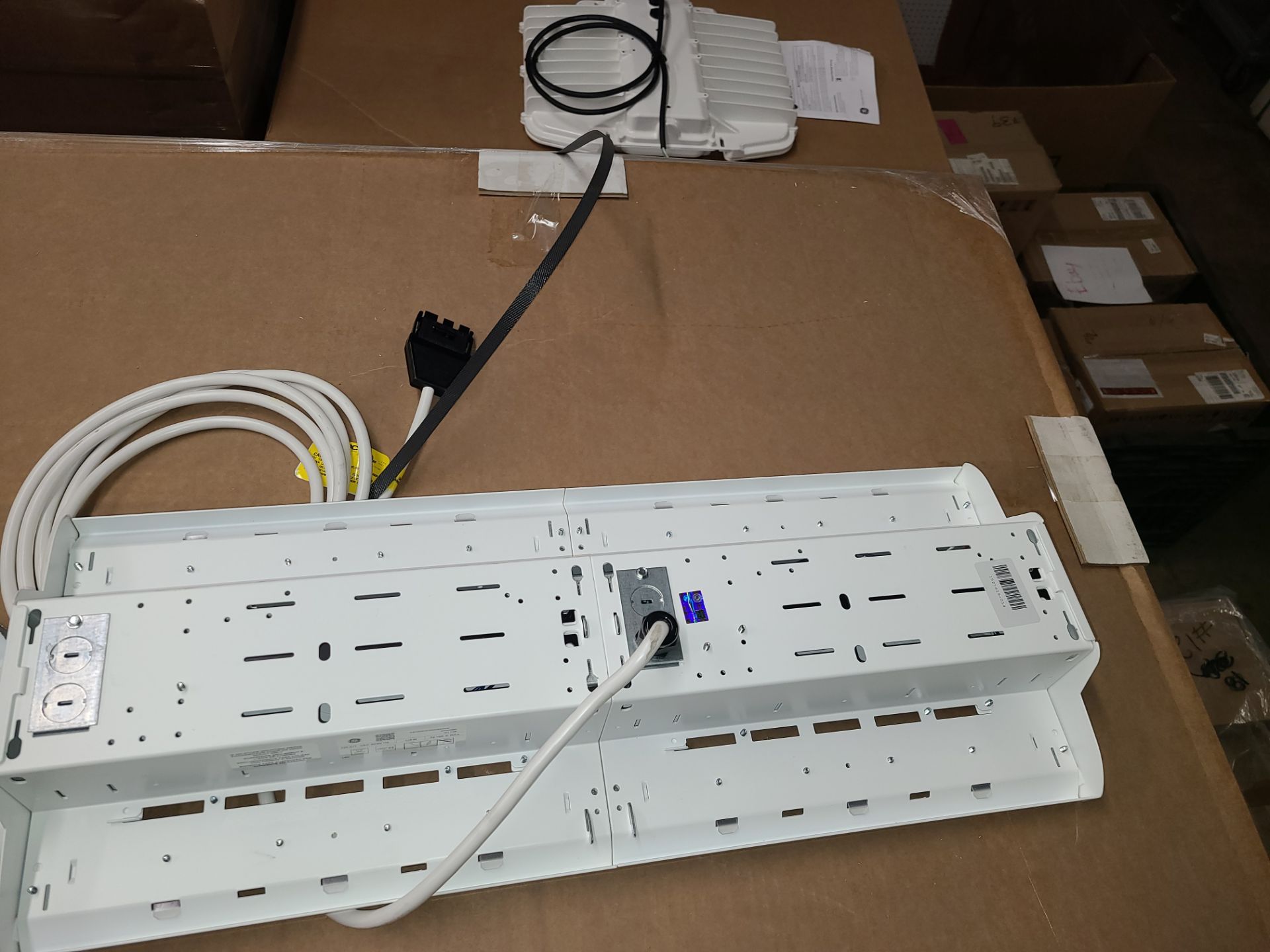 (21) GE ALBEO LED HIGH BAY LIGHTS P# ABV2422V57DNV44GSW 120-277 VAC 50/60 HZ 148W W/Y FIT SNAP ON - Image 2 of 5