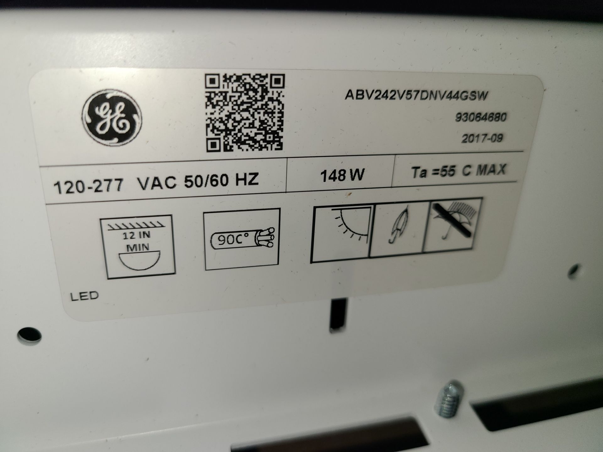 (21) GE ALBEO LED HIGH BAY LIGHTS P# ABV2422V57DNV44GSW 120-277 VAC 50/60 HZ 148W W/Y FIT SNAP ON - Image 3 of 5