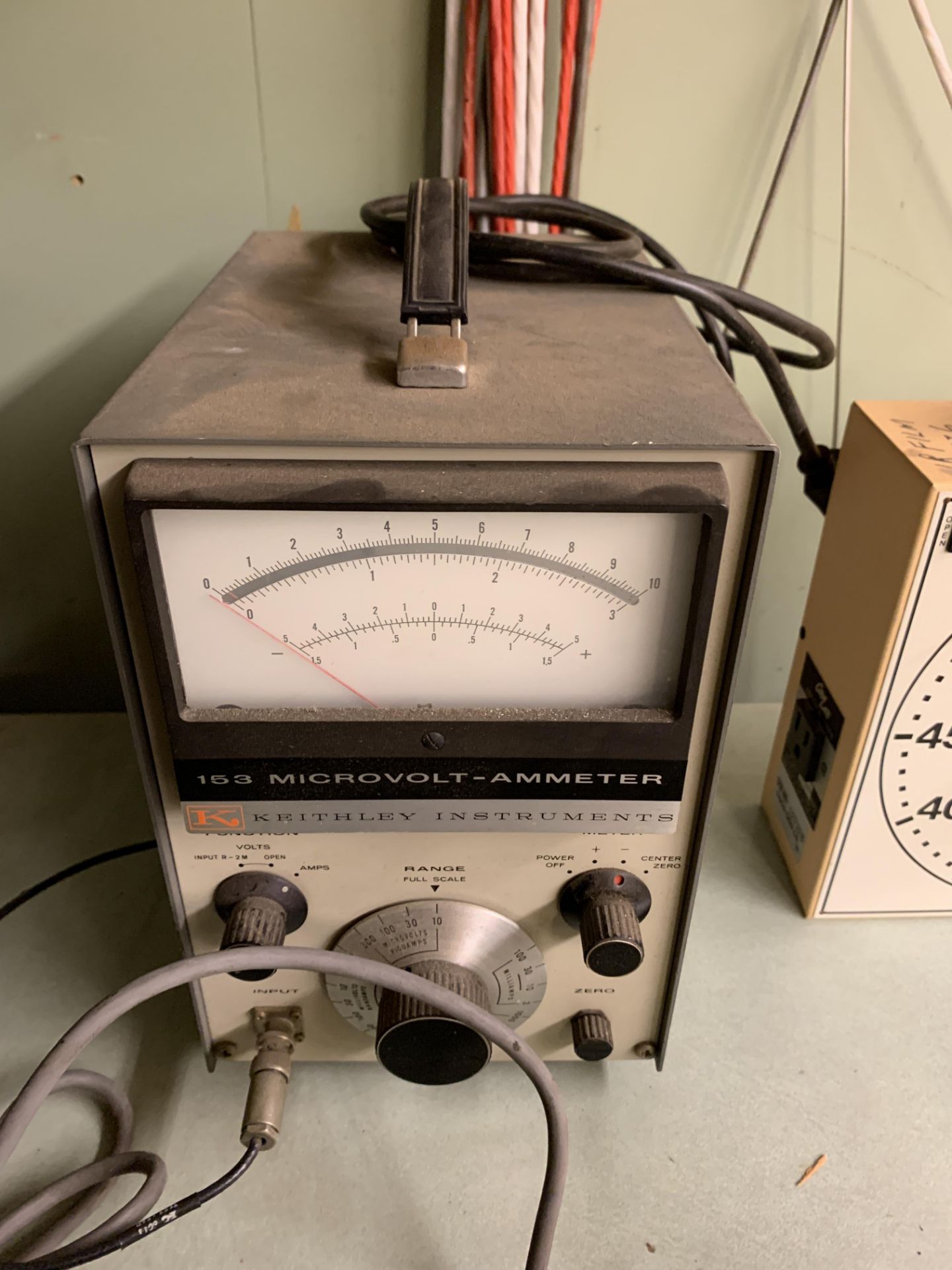 (1) BAROCEL ELECTRONIC MANOMETER M-1173; (1) KEITHLEY 153 MICROVOLT MULTIMETER; (1) GRALAB UNIVERSAL - Image 3 of 4