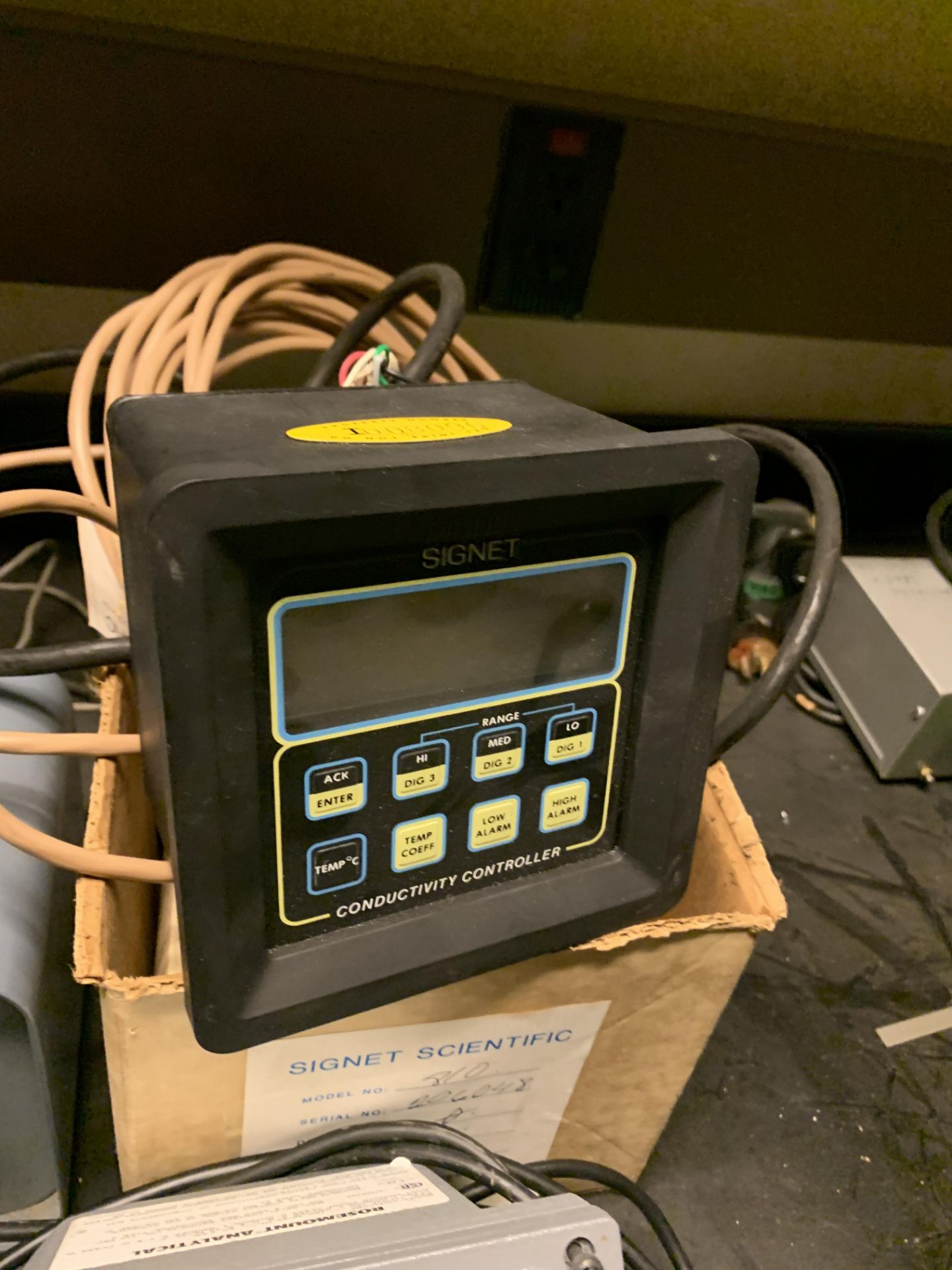 (1) FISHER ACCUMET ARK PH METER; PIRANI GP-110 VAUUM GAUGE; (1) SIGNET 1K8104 CONDUCTIVITY - Image 5 of 5