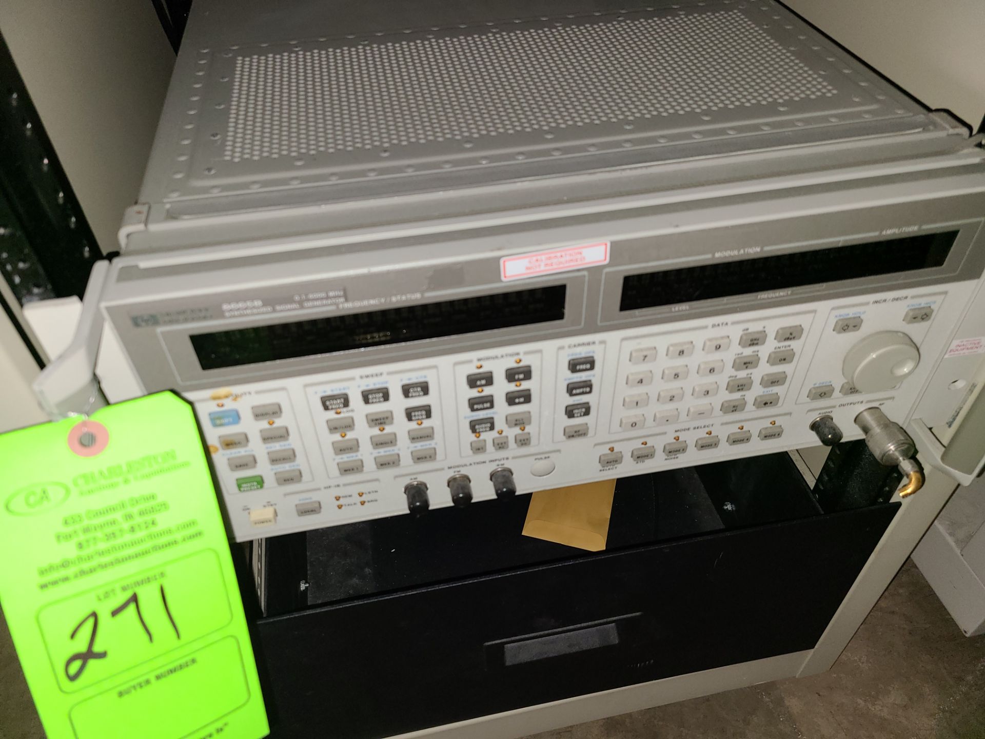 HP 8665B SYNTHESIZED SIGNAL GENERATOR