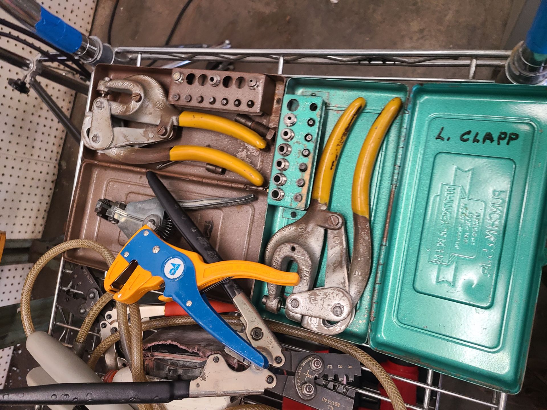 CART OF VARIOUS HAND TOOLS AND SCREWDRIVERS - Image 4 of 6