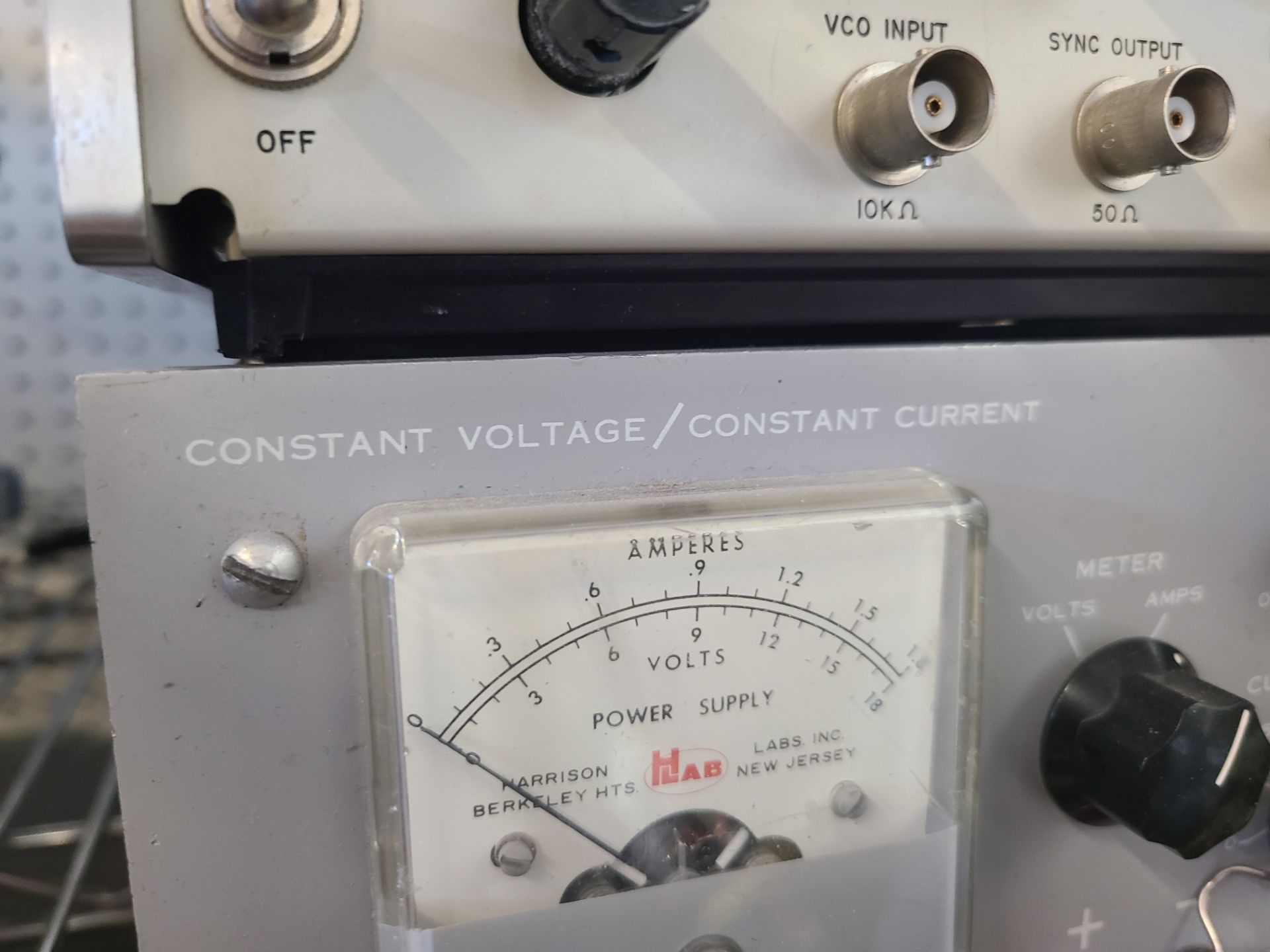 (1) HP3310A FUNCTION GENERATOR; (1) HARRISON LABORATORY CONSTANT VOLTAGE / CONSTANT CURRENT - Image 3 of 3
