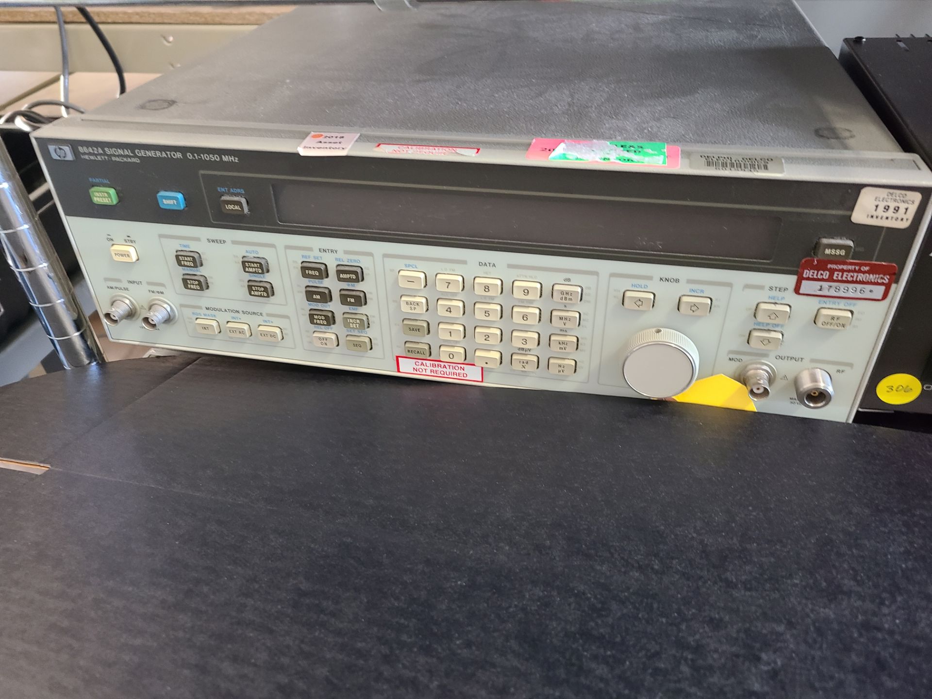 HP SIGNAL GENERATOR .1-1050 MHZ