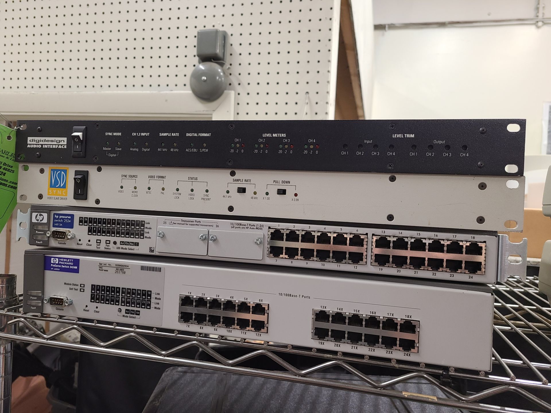 (1) DIGIDESIGN AUDIO INTERFACE; (1) VSD SYNC VIDEO SLAVE DRIVER; (1) HP PROCURVE SWITCH 2524 J4813A;