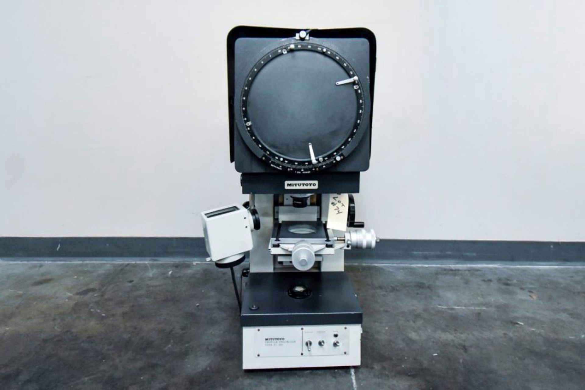 Mitutoyo Profile Projector MDL PJ-250