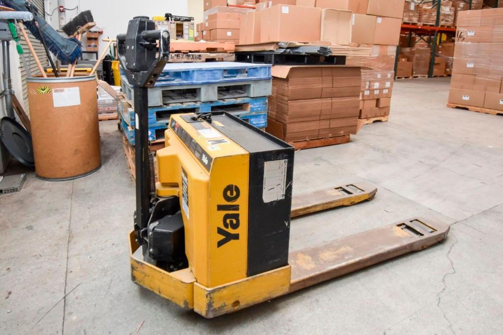 Yale Electric Pallet Jack - Image 2 of 5