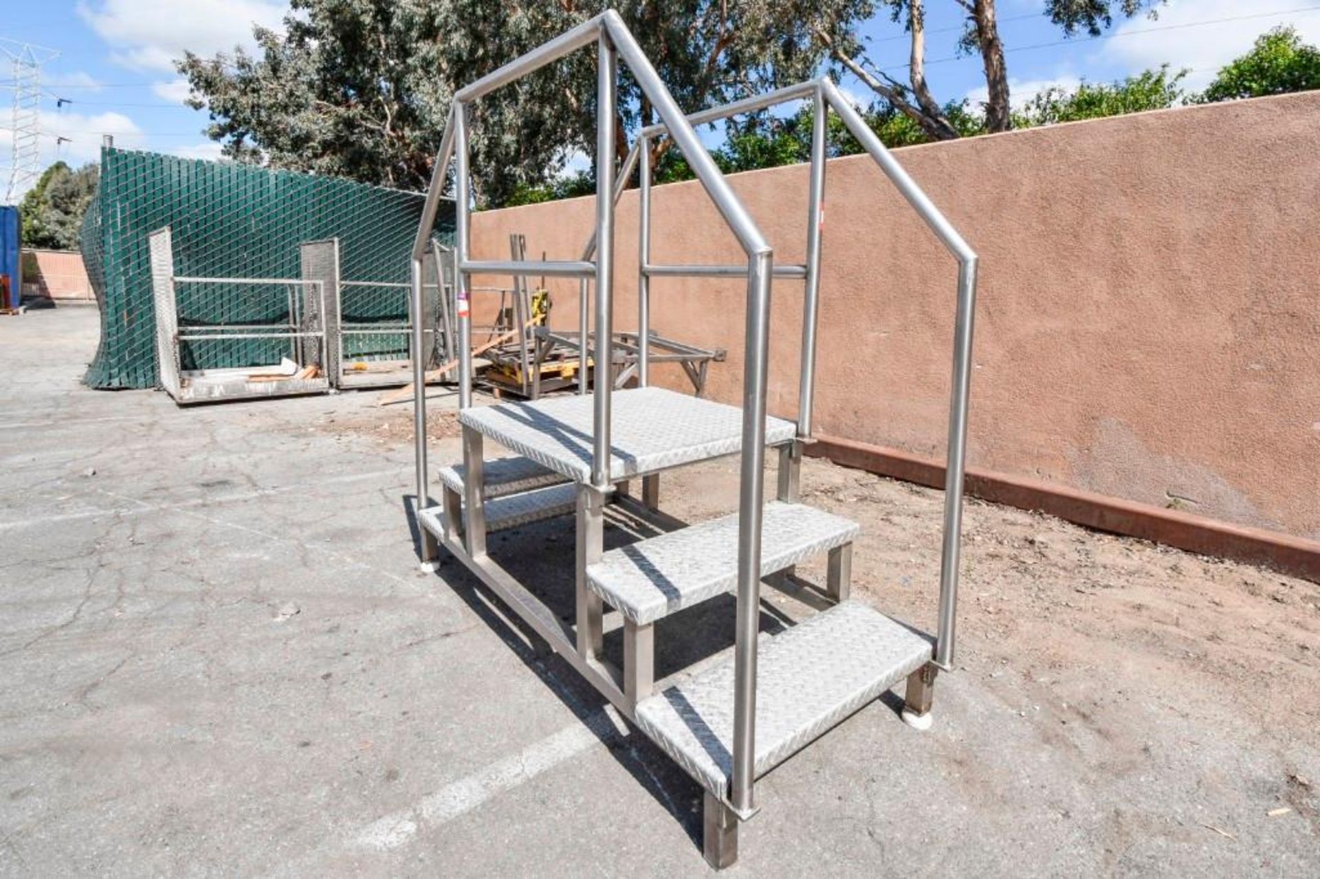 Small Stainless up and over 3 stair case - Image 3 of 3