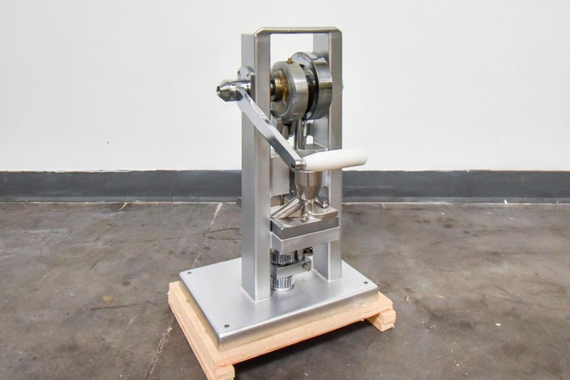 Manual Single Punch Tablet Press - Image 4 of 9