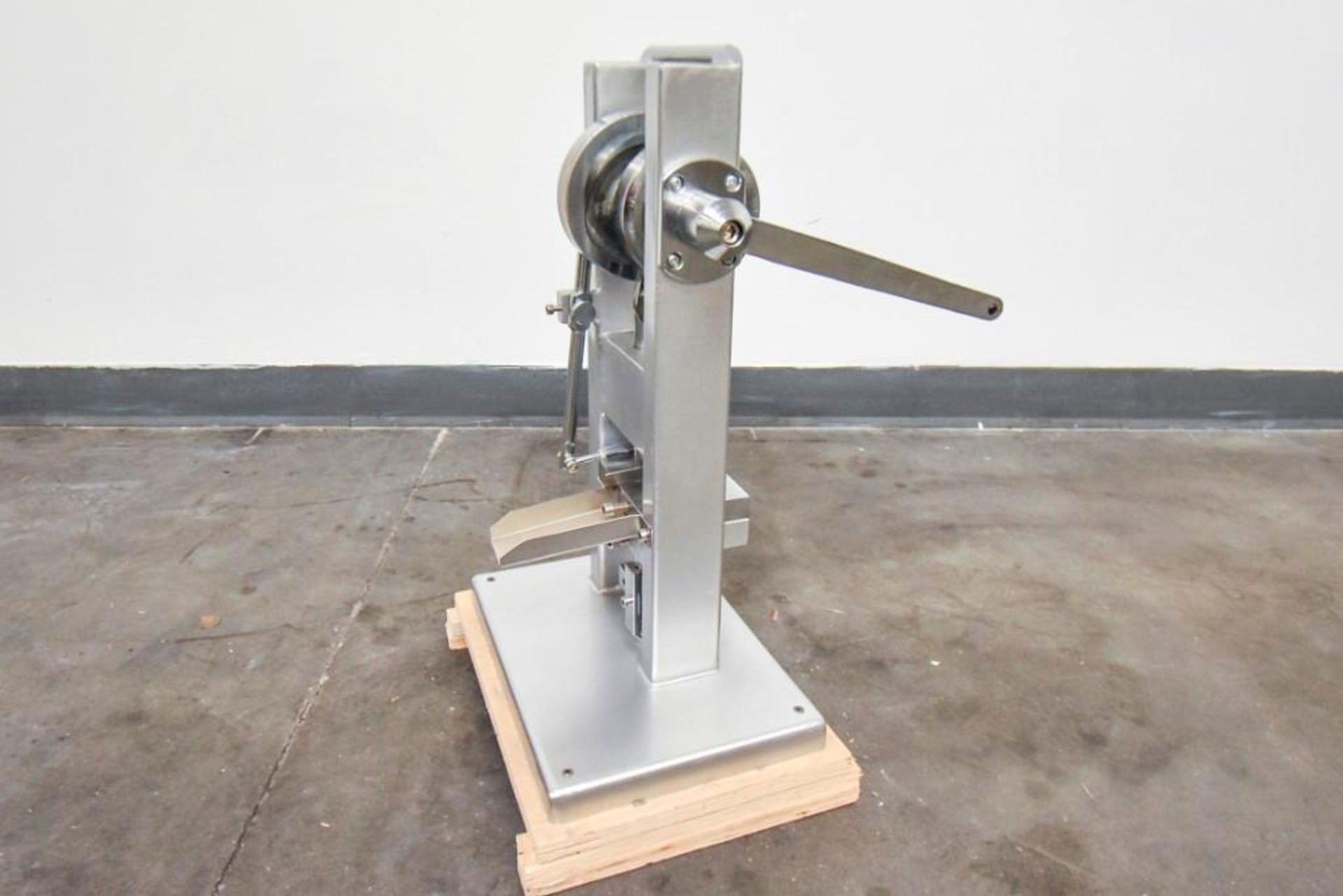 Manual Single Punch Tablet Press - Image 3 of 9