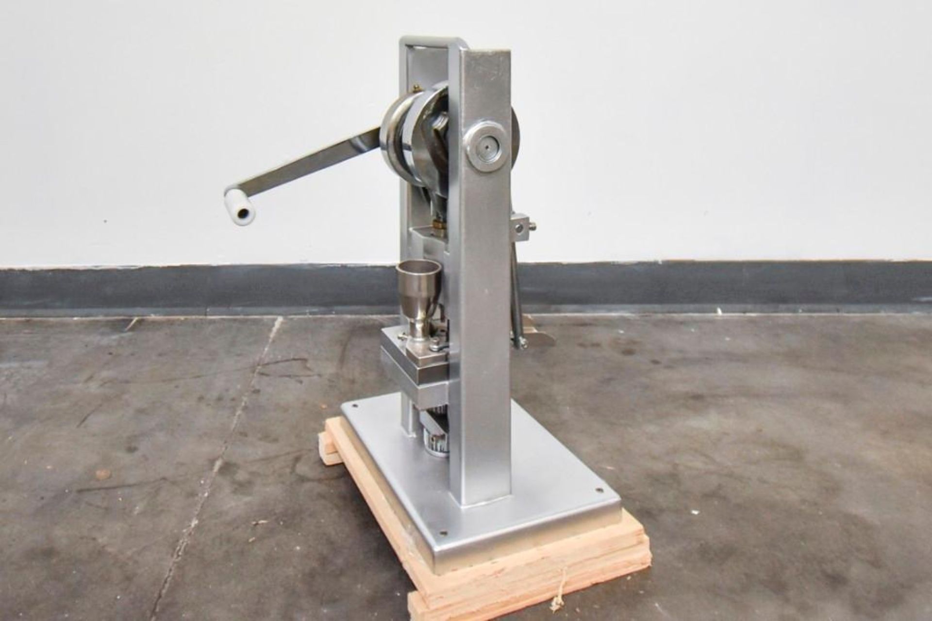 Manual Single Punch Tablet Press - Image 5 of 9