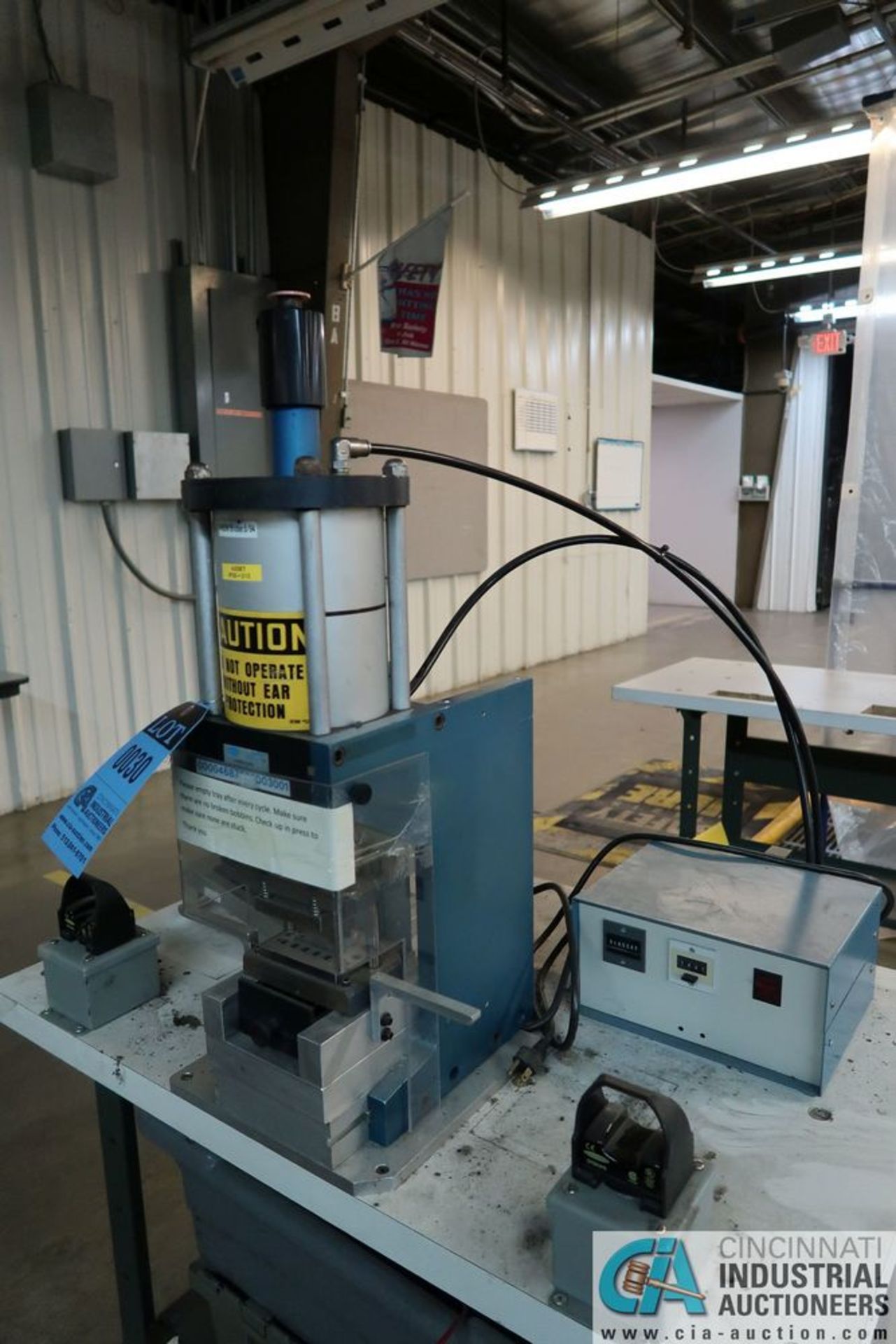 FABCO-AIR PNEUMATIC PANCAKE BOBBIN CRIMP; S/N N/A, WITH BENCH, CRIMP FORCE MONITOR - Image 4 of 7