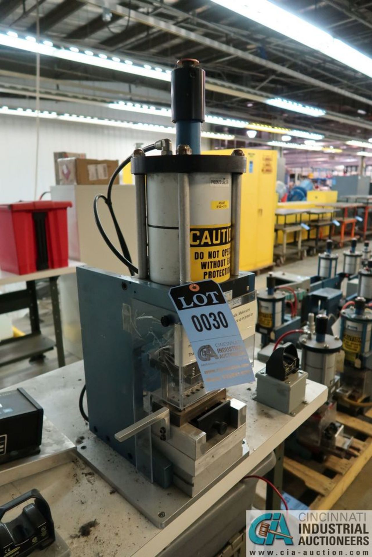 FABCO-AIR PNEUMATIC PANCAKE BOBBIN CRIMP; S/N N/A, WITH BENCH, CRIMP FORCE MONITOR - Image 3 of 7