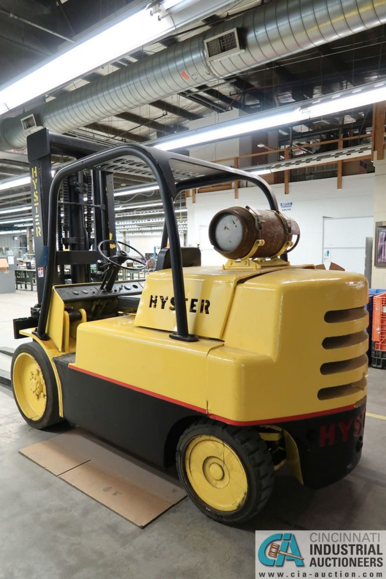 15,000 LB. CAPACITY HYSTER MODEL S150A LP GAS SOLID TIRE TWO-STAGE MAST LIFT TRUCK; S/N A024D03895Y, - Image 4 of 11