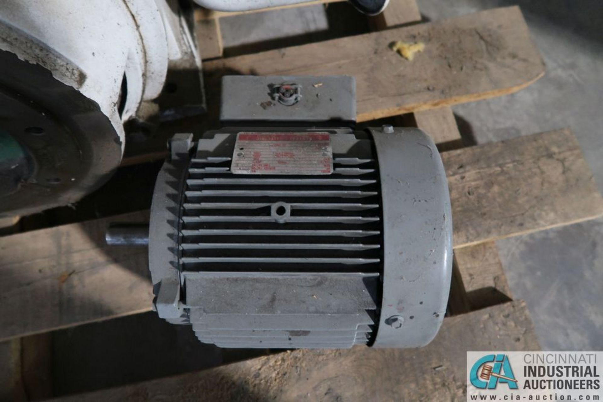 100 HP TOSHIBA MODEL 24CA3019 3-PHASE INDUCTION MOTOR - Image 6 of 7