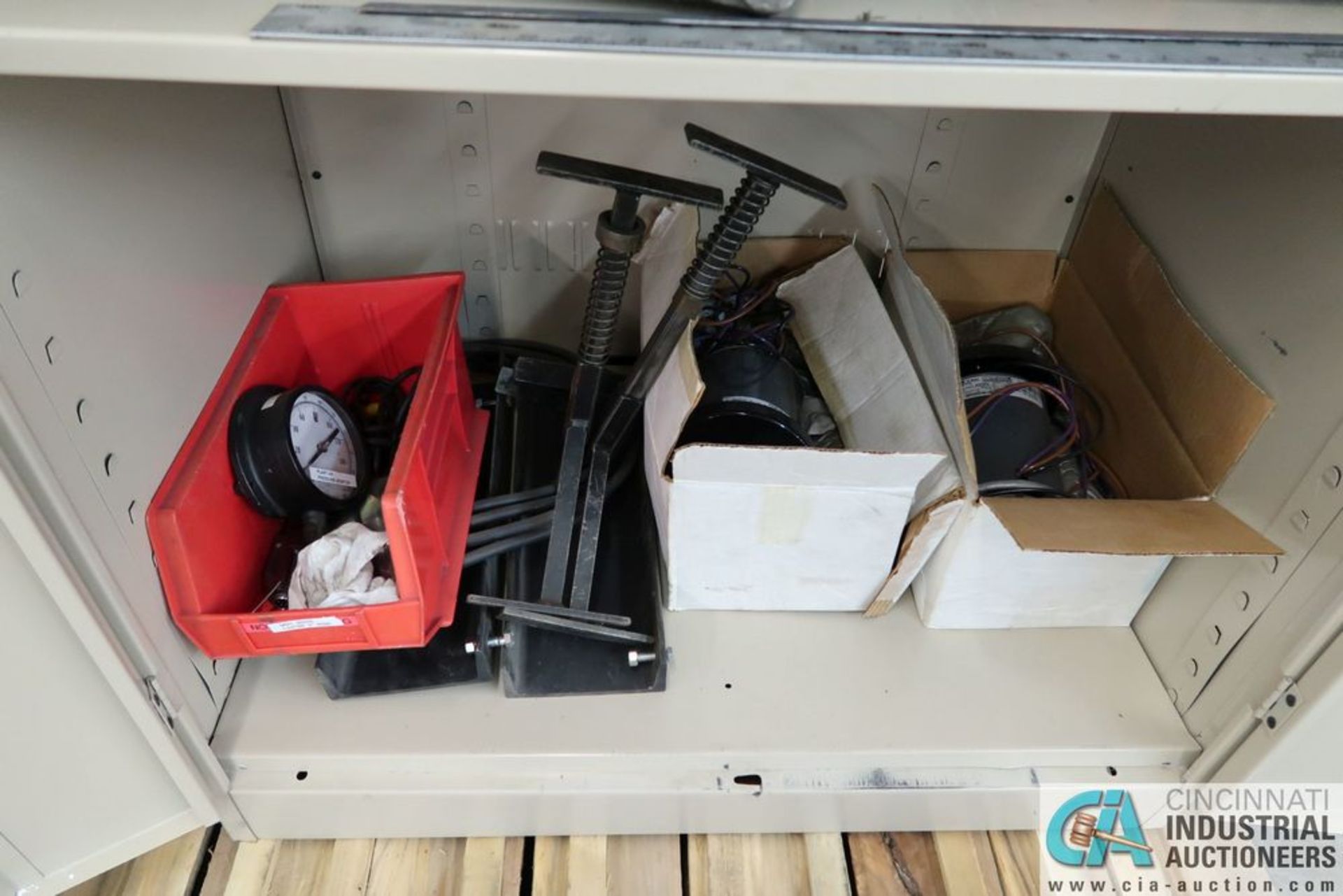 TENNSCO TWO-DOOR STORAGE CABINET WITH MISCELLANEOUS SHOP SUPPORT EQUIPMENT - Image 3 of 6