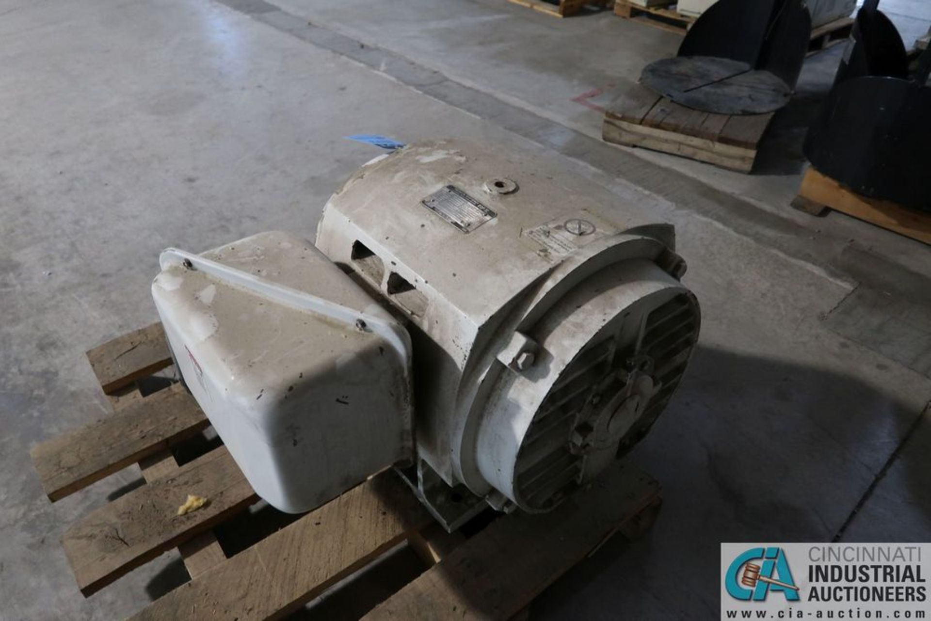 100 HP TOSHIBA MODEL 24CA3019 3-PHASE INDUCTION MOTOR - Image 3 of 7