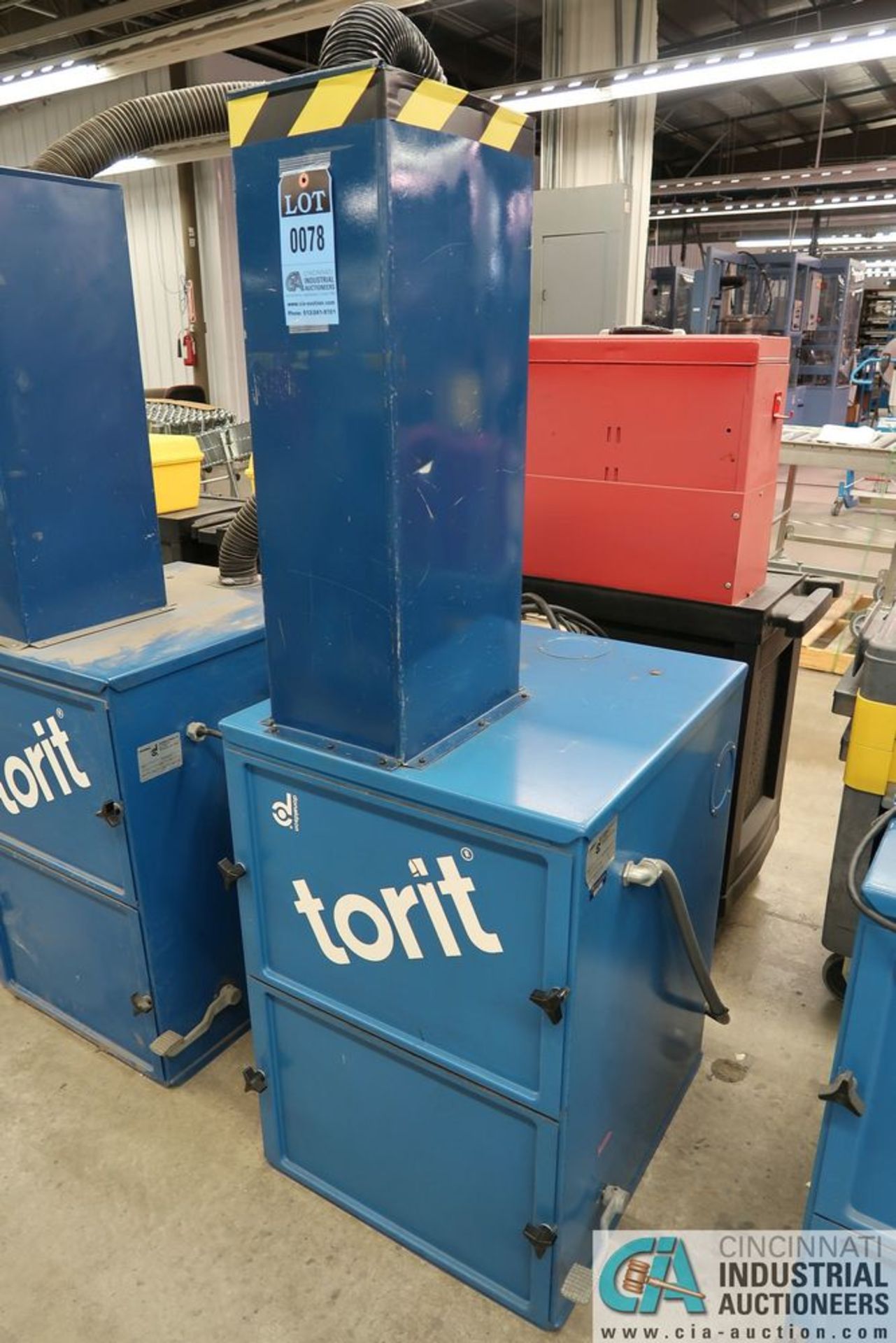 TORIT MODEL 60 CAB CABINET STYLE DUST COLLECTOR; S/N IG082316-1 **Loading Fee Due the "ERRA" KC - Image 2 of 3