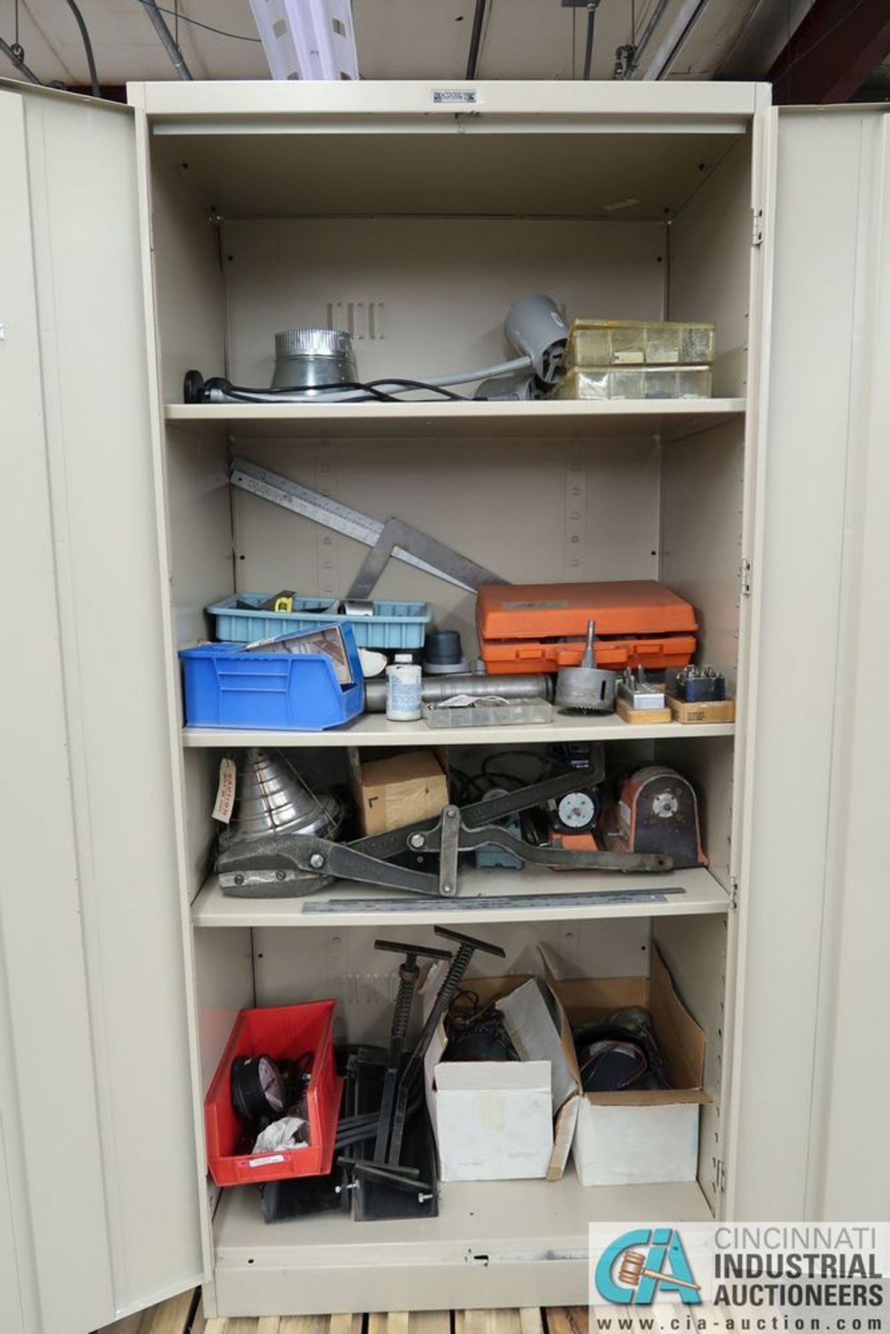TENNSCO TWO-DOOR STORAGE CABINET WITH MISCELLANEOUS SHOP SUPPORT EQUIPMENT - Image 2 of 6