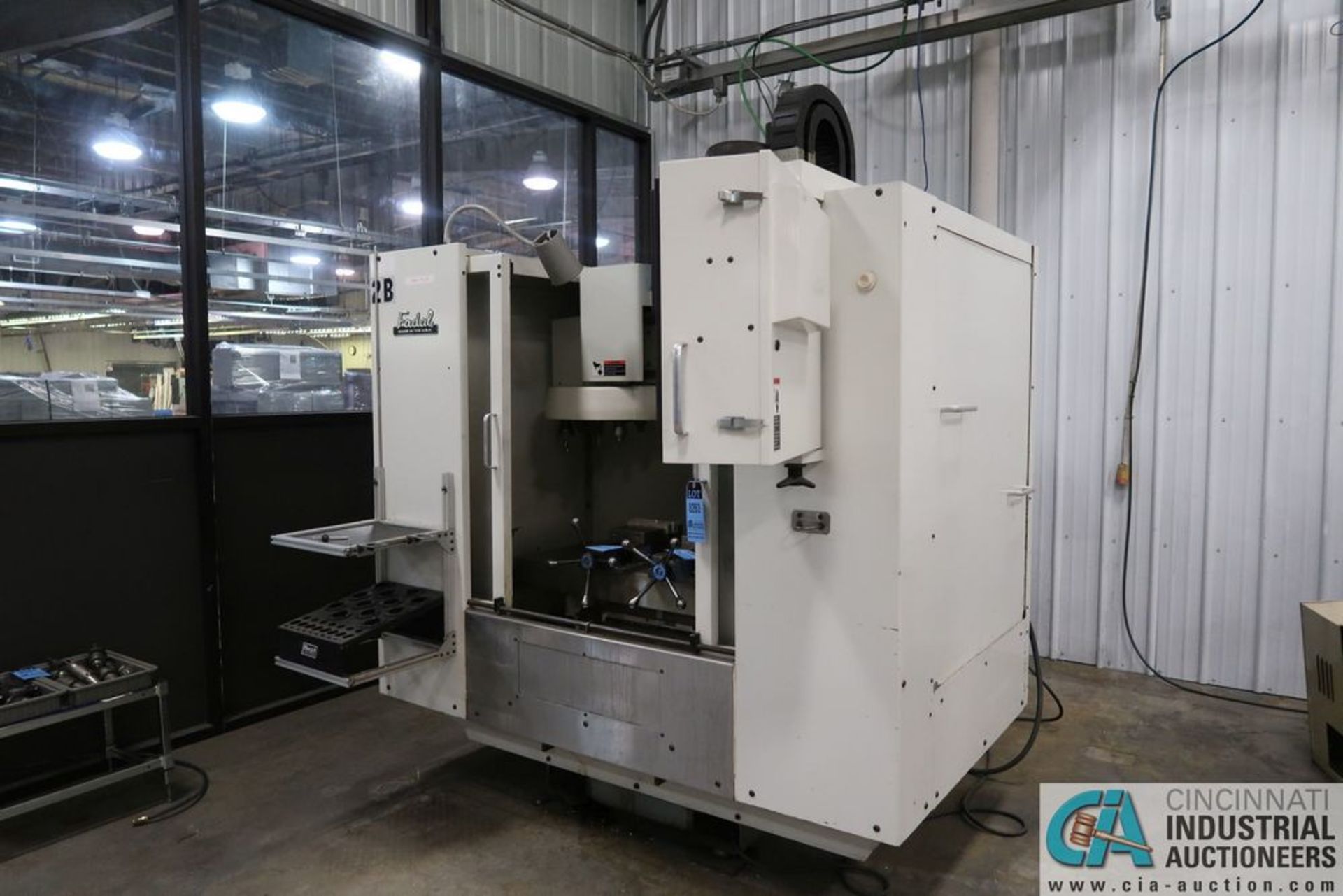 FADAL MODEL 914-15 CNC VERTICAL MACHINING CENTER; S/N 9406406, (21) POSITION AUTOMATIC TOOL CHANGER, - Image 2 of 15