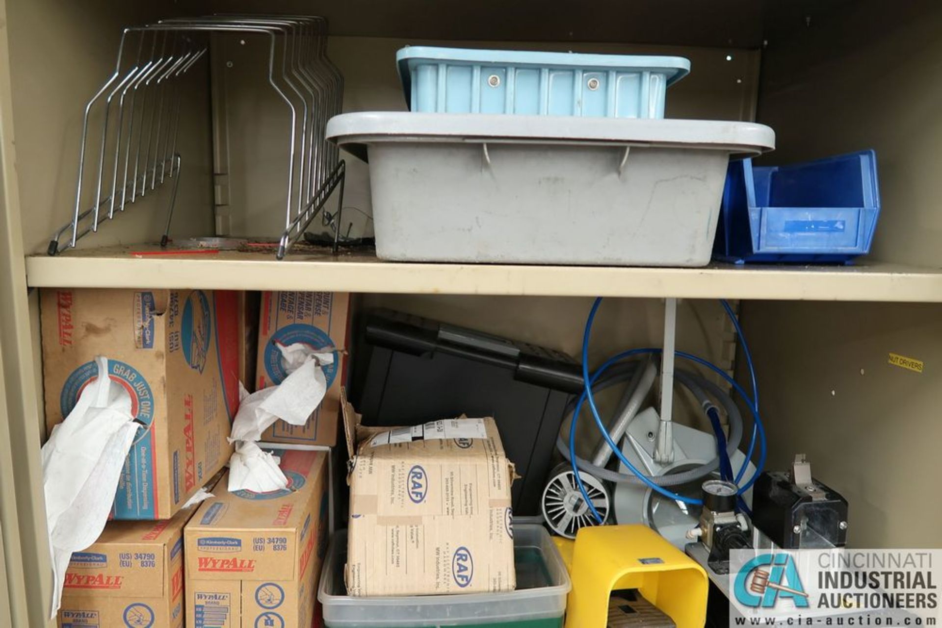 TWO-DOOR STORAGE CABINET WITH MISCELLANEOUS SHOP SUPPORT EQUIPMENT - Image 5 of 5