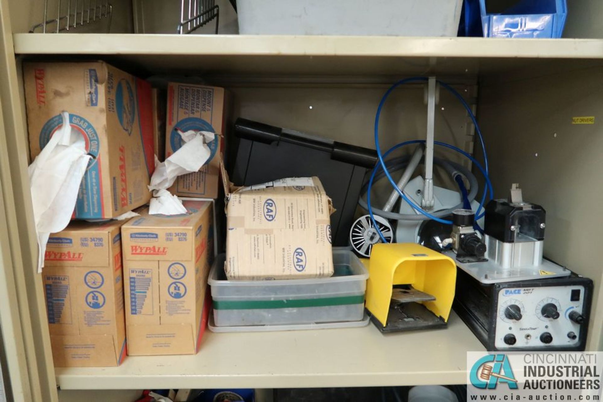 TWO-DOOR STORAGE CABINET WITH MISCELLANEOUS SHOP SUPPORT EQUIPMENT - Image 4 of 5