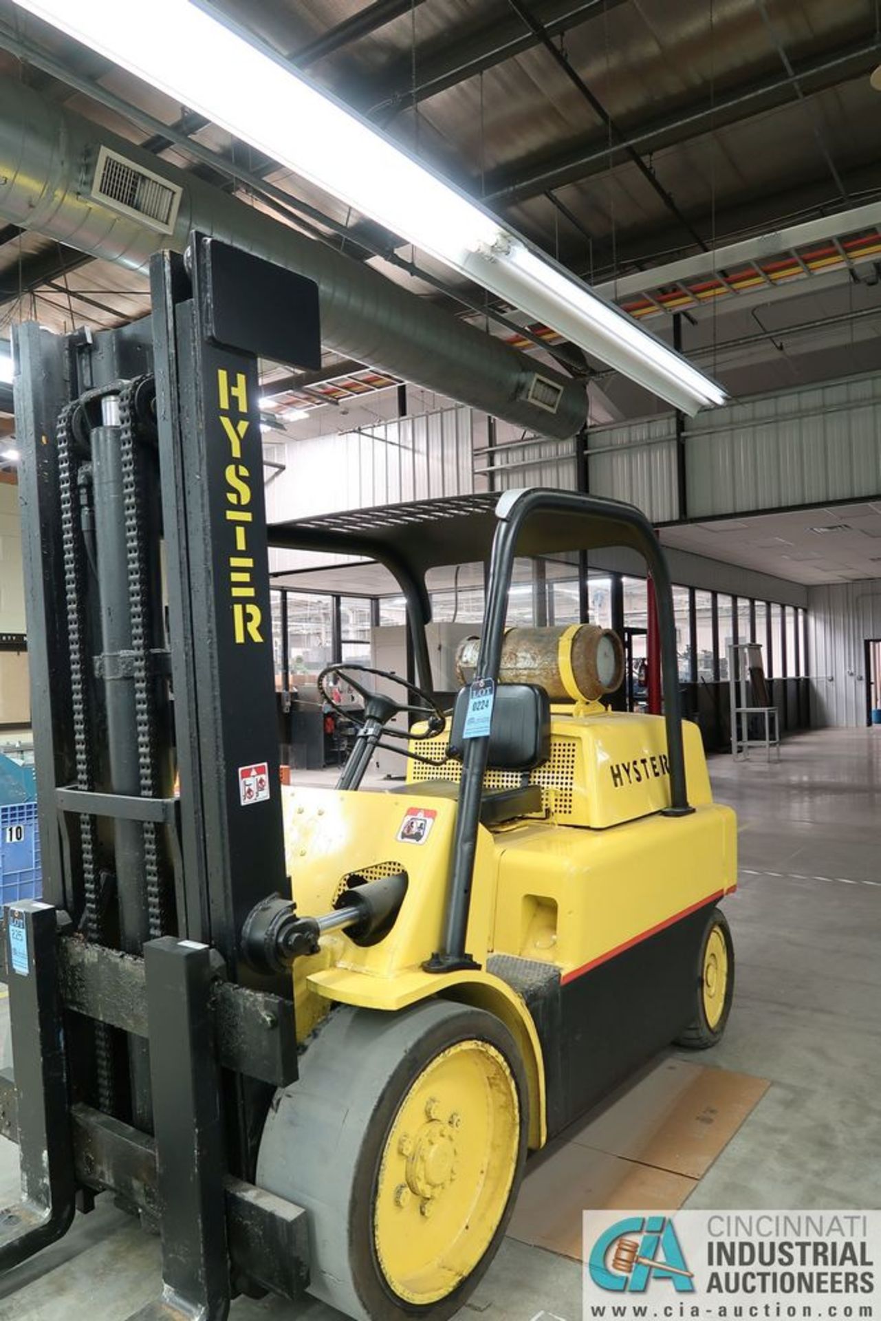 15,000 LB. CAPACITY HYSTER MODEL S150A LP GAS SOLID TIRE TWO-STAGE MAST LIFT TRUCK; S/N A024D03895Y,