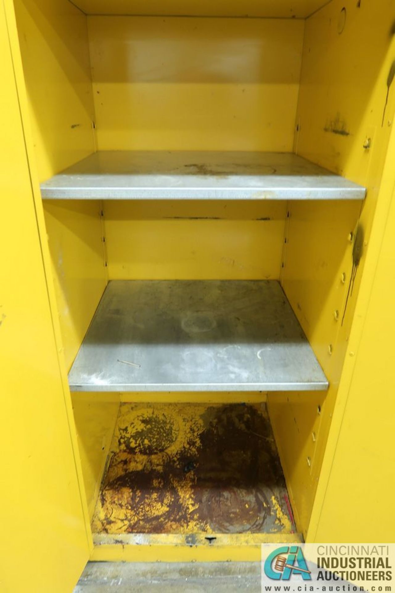 60 GALLON CAPACITY EAGLE MODEL 1962 FLAMMABLE LIQUID STORAGE CABINET **Loading Fee Due the "ERRA" KC - Image 2 of 2