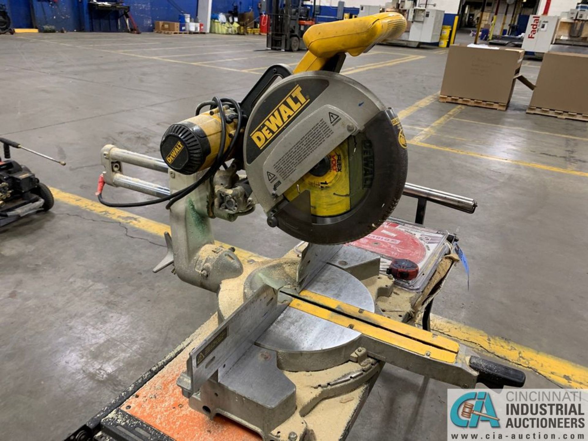 12" DEWALT COMPOUND MITRE SAW W/ STAND - Image 3 of 5