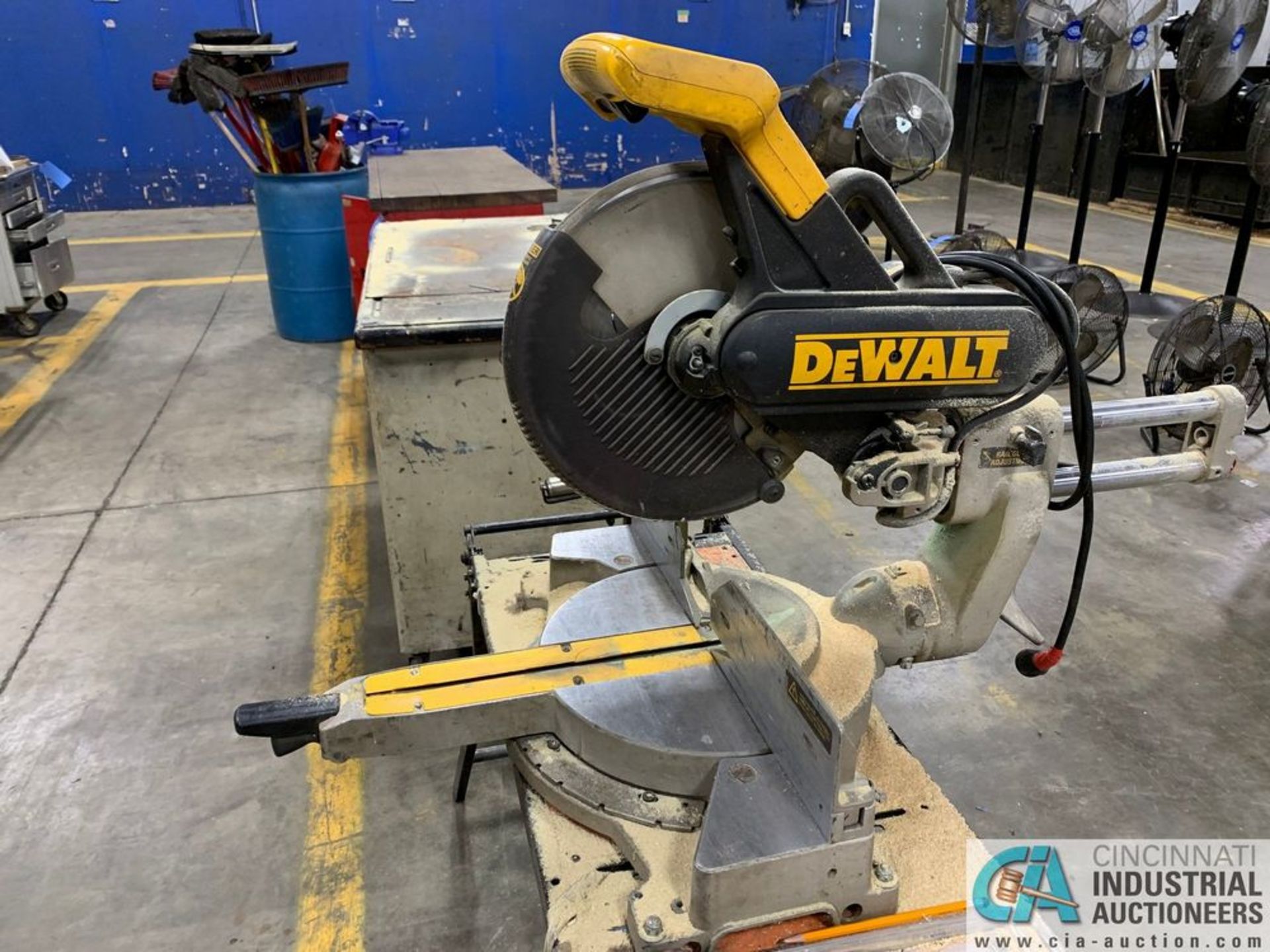 12" DEWALT COMPOUND MITRE SAW W/ STAND - Image 4 of 5