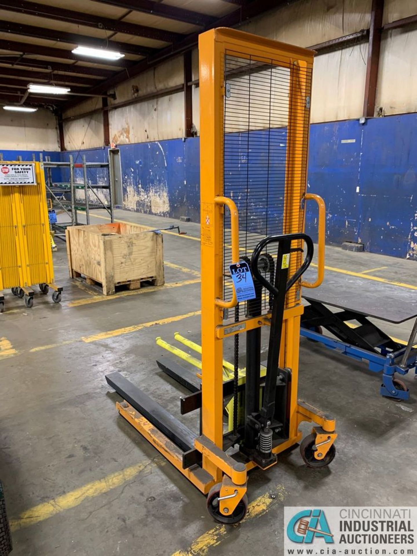 2,200-LB HYDRAULIC HAND STACKER (2018)