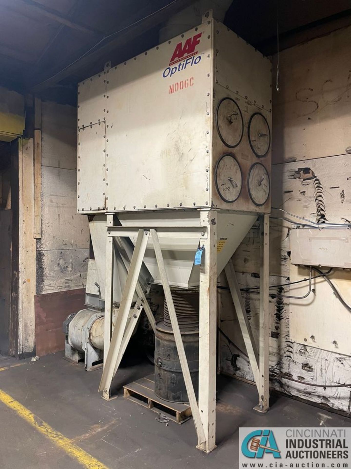 7.5-HP AAF OPTI-FLO 4-CARTRIDGE DUST COLLECTOR **Loading Fee Due the "ERRA" $800.00** - Image 2 of 6