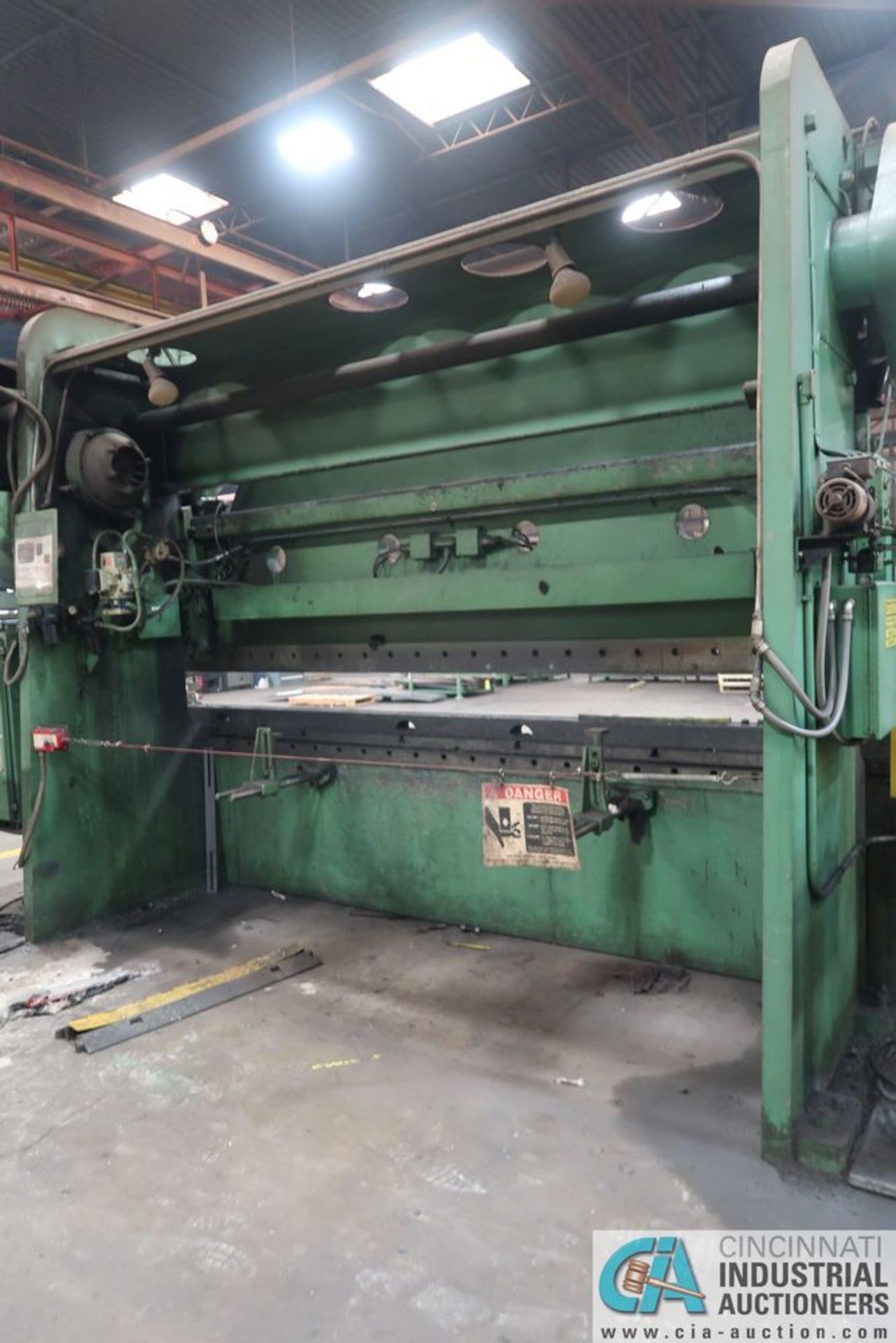 225 TON X 16' CINCINNATI 9-SERIES MECHANICAL PRESS BRAKE; **Loading Fee Due the "ERRA" $2,500.00** - Image 7 of 14