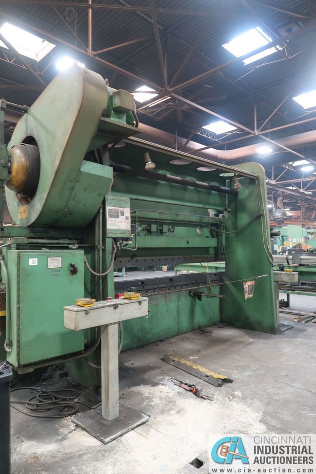 225 TON X 16' CINCINNATI 9-SERIES MECHANICAL PRESS BRAKE; **Loading Fee Due the "ERRA" $2,500.00** - Image 6 of 14