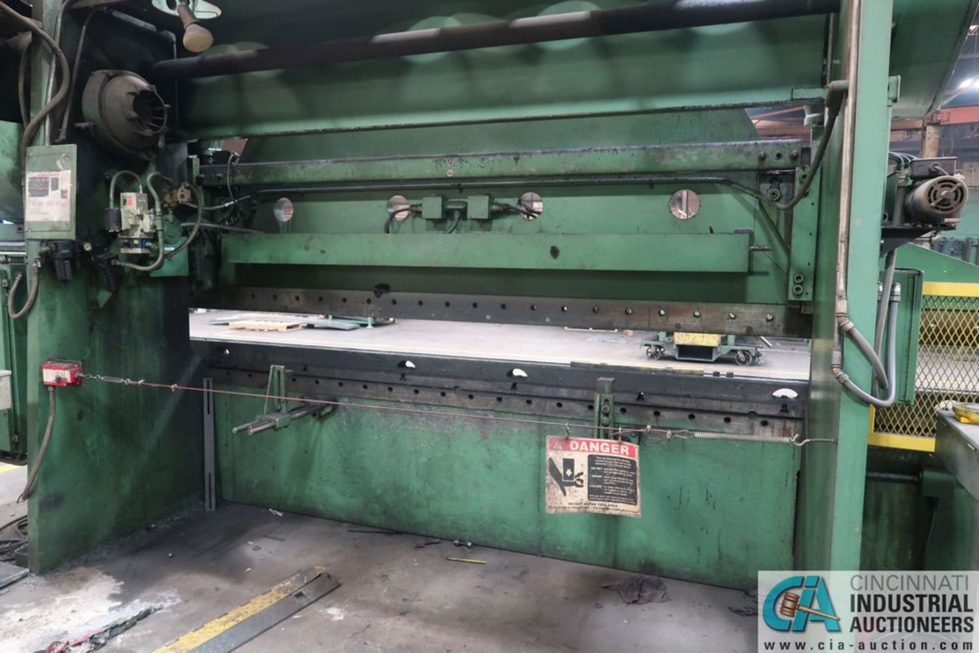 225 TON X 16' CINCINNATI 9-SERIES MECHANICAL PRESS BRAKE; **Loading Fee Due the "ERRA" $2,500.00** - Image 8 of 14