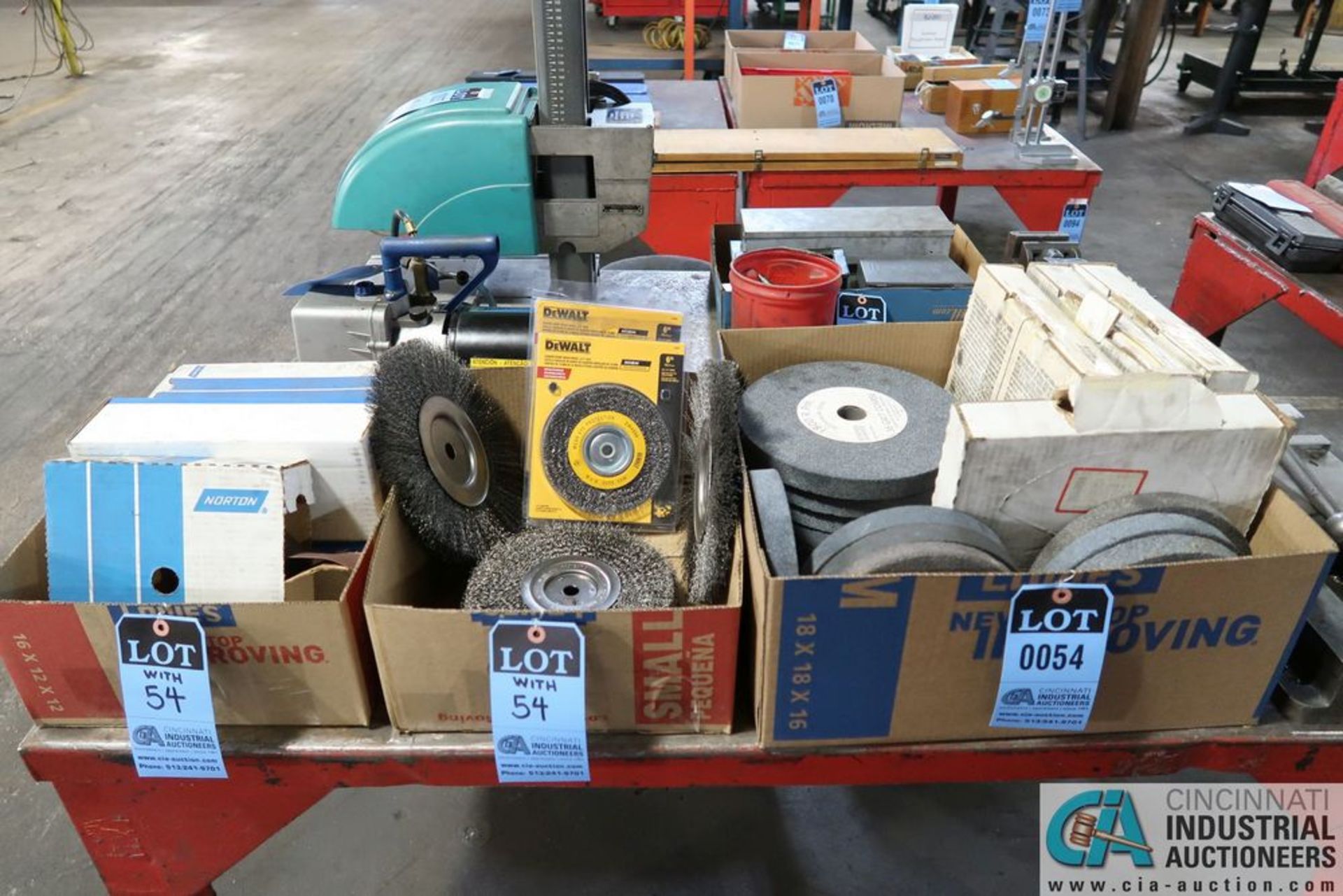 (LOT) MISCELLANEOUS GRINDING AND WIRE WHEELS WITH ABRASIVE SANDING BELTS