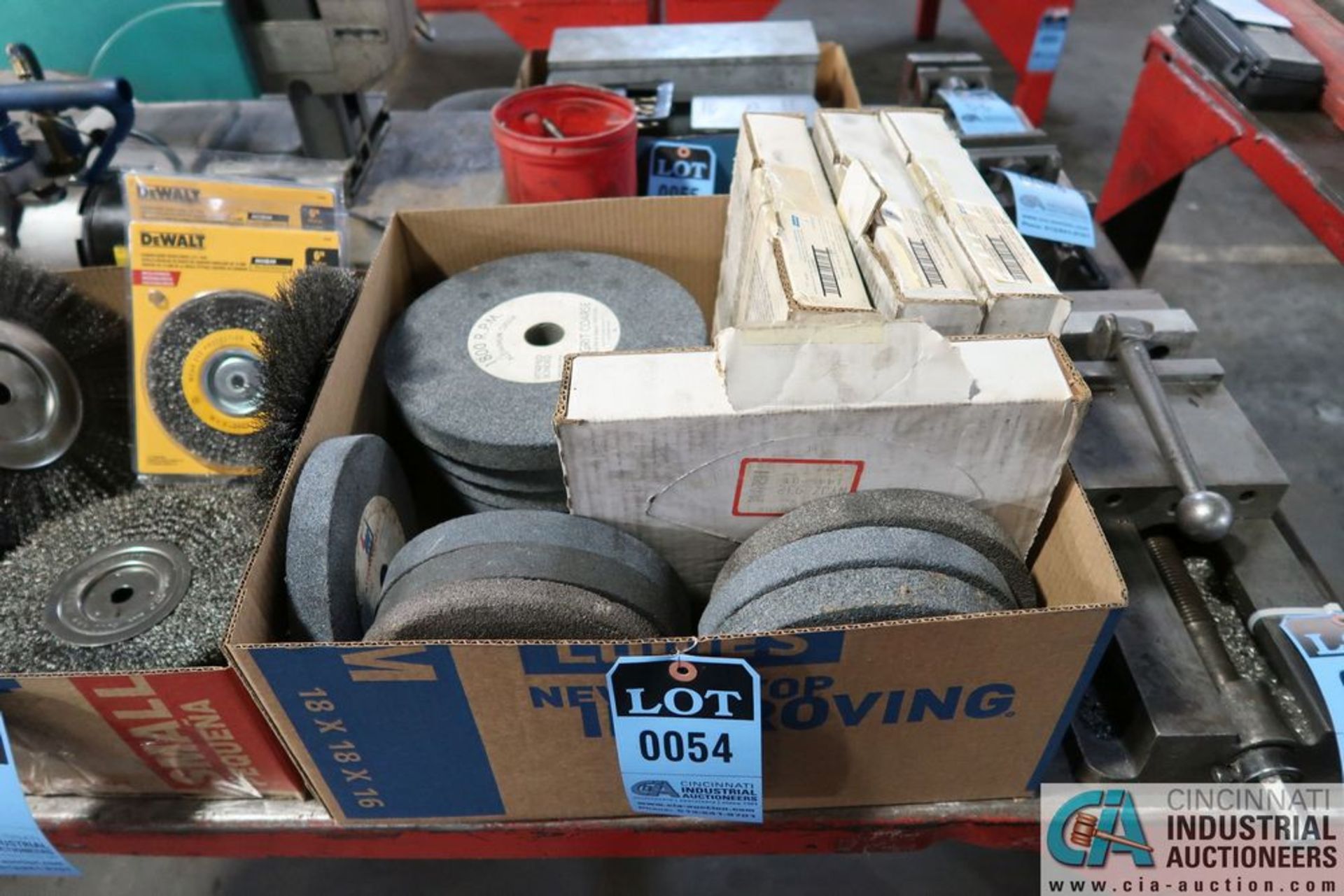 (LOT) MISCELLANEOUS GRINDING AND WIRE WHEELS WITH ABRASIVE SANDING BELTS - Image 2 of 4