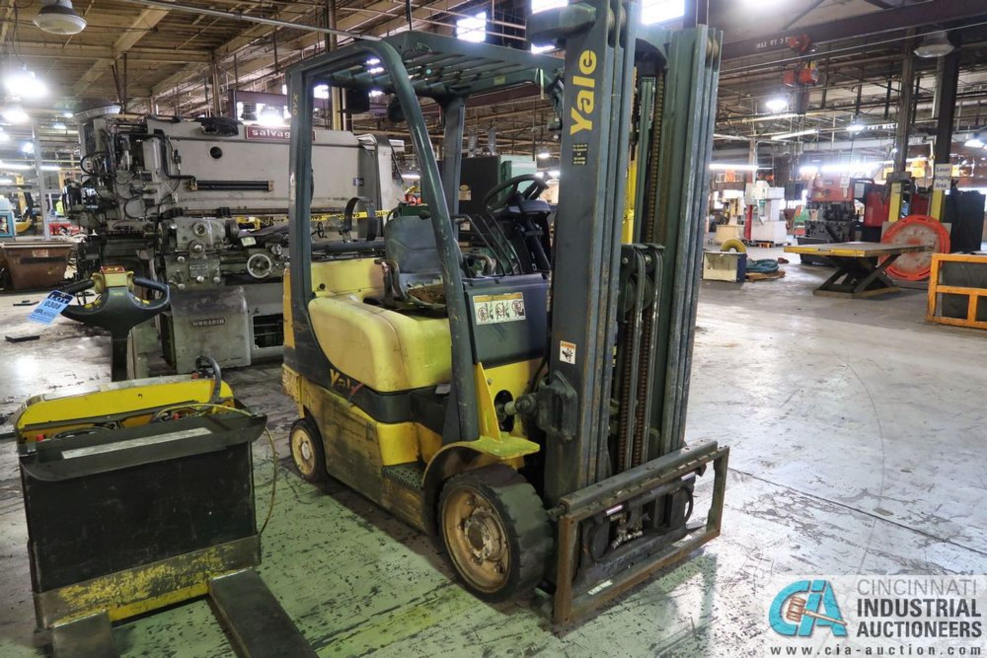 5,000 LB. YALE MODEL GLC050VXNURE083 LP GAS CUSHION TIRE THREE-STAGE MAST LIFT TRUCK; S/N - Image 2 of 7