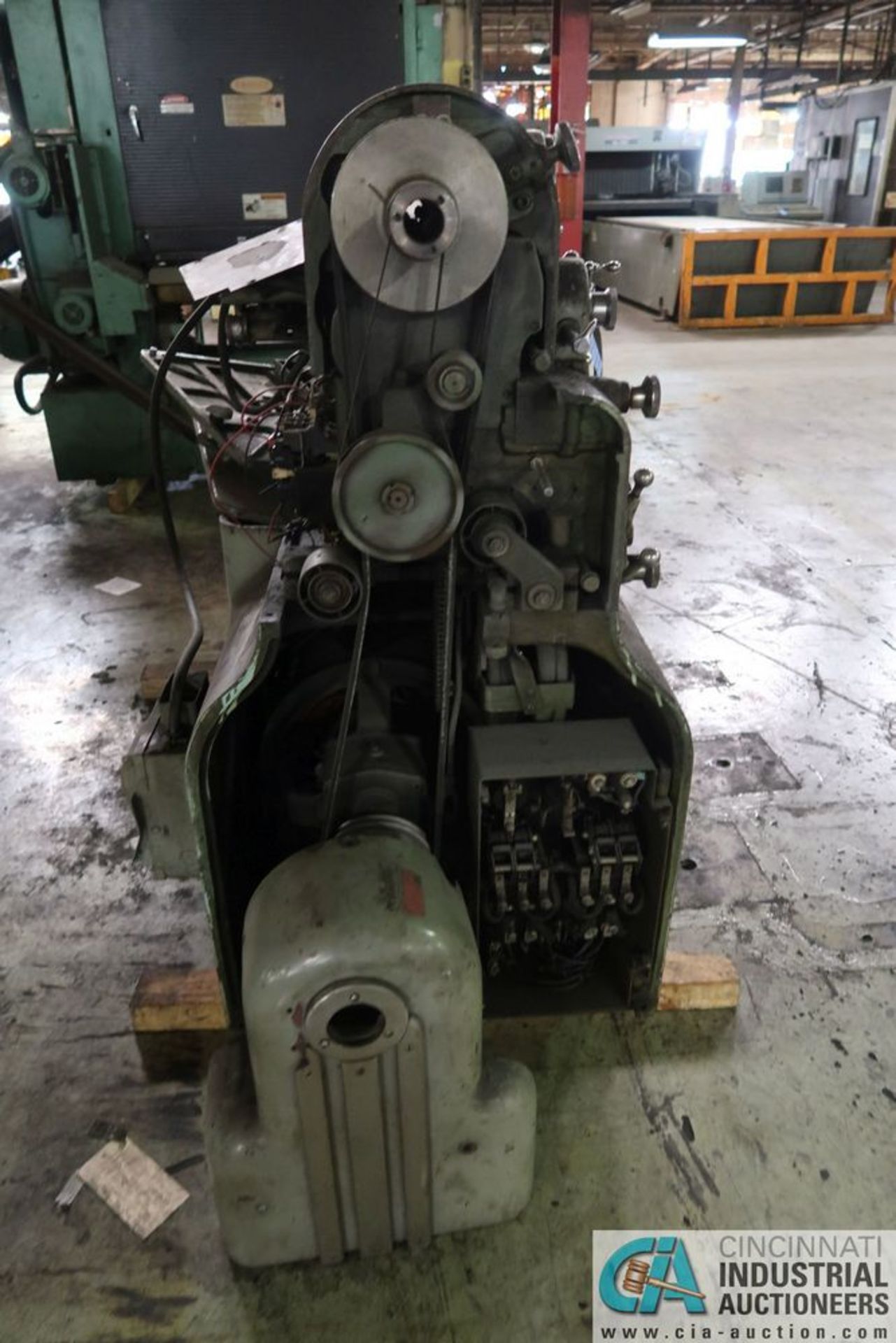 12.5" X 20" MONARCH MODEL 10EE GEARED HEAD ENGINE LATHE **OUT OF SERVICE - REPAIR ISSUES UNKNOWN** - Image 4 of 5