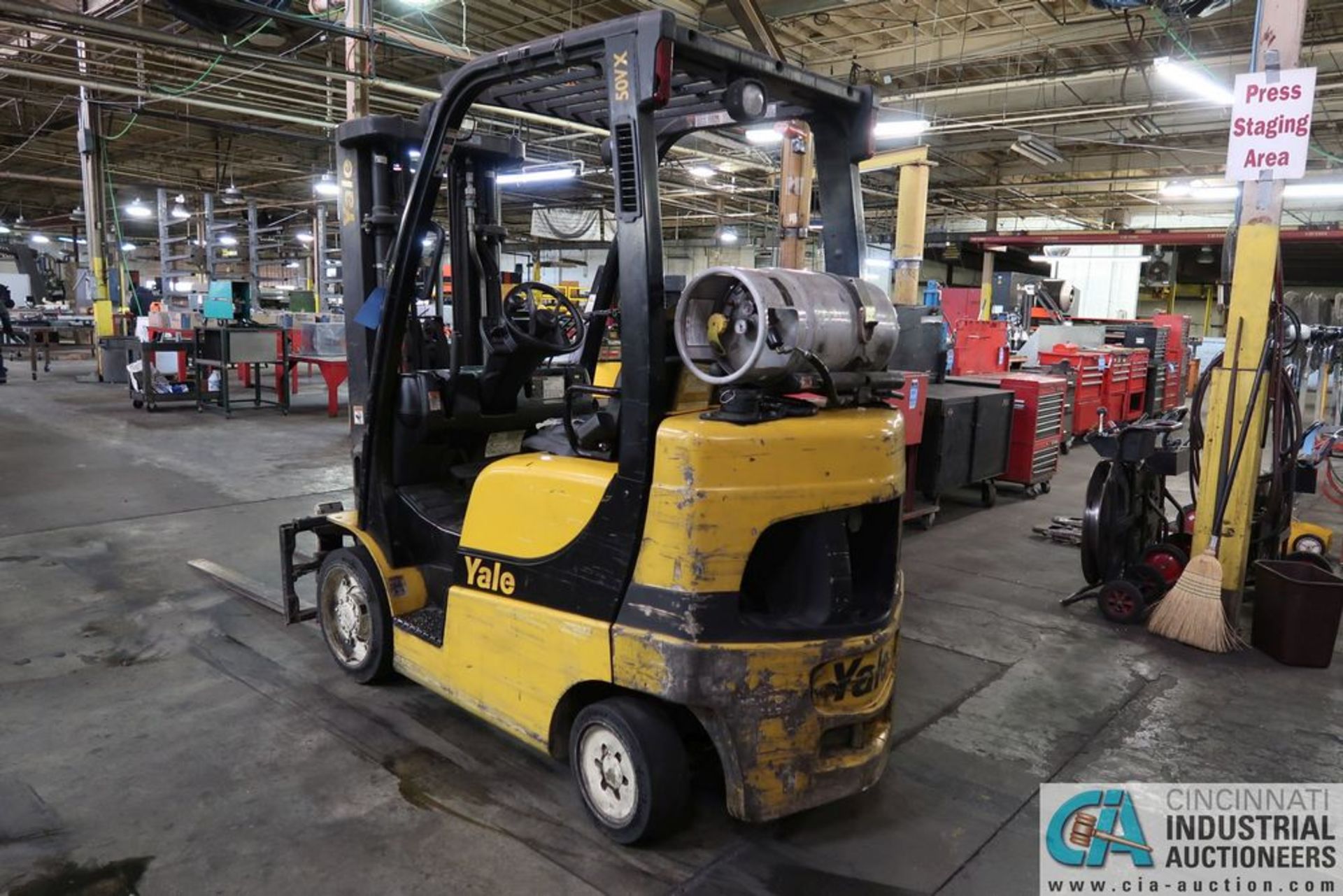 5,000 LB. YALE MODEL GLC050VXNVRE083 LP GAS CUSHION TIRE THREE-STAGE MAST LIFT TRUCK; S/N - Image 2 of 7