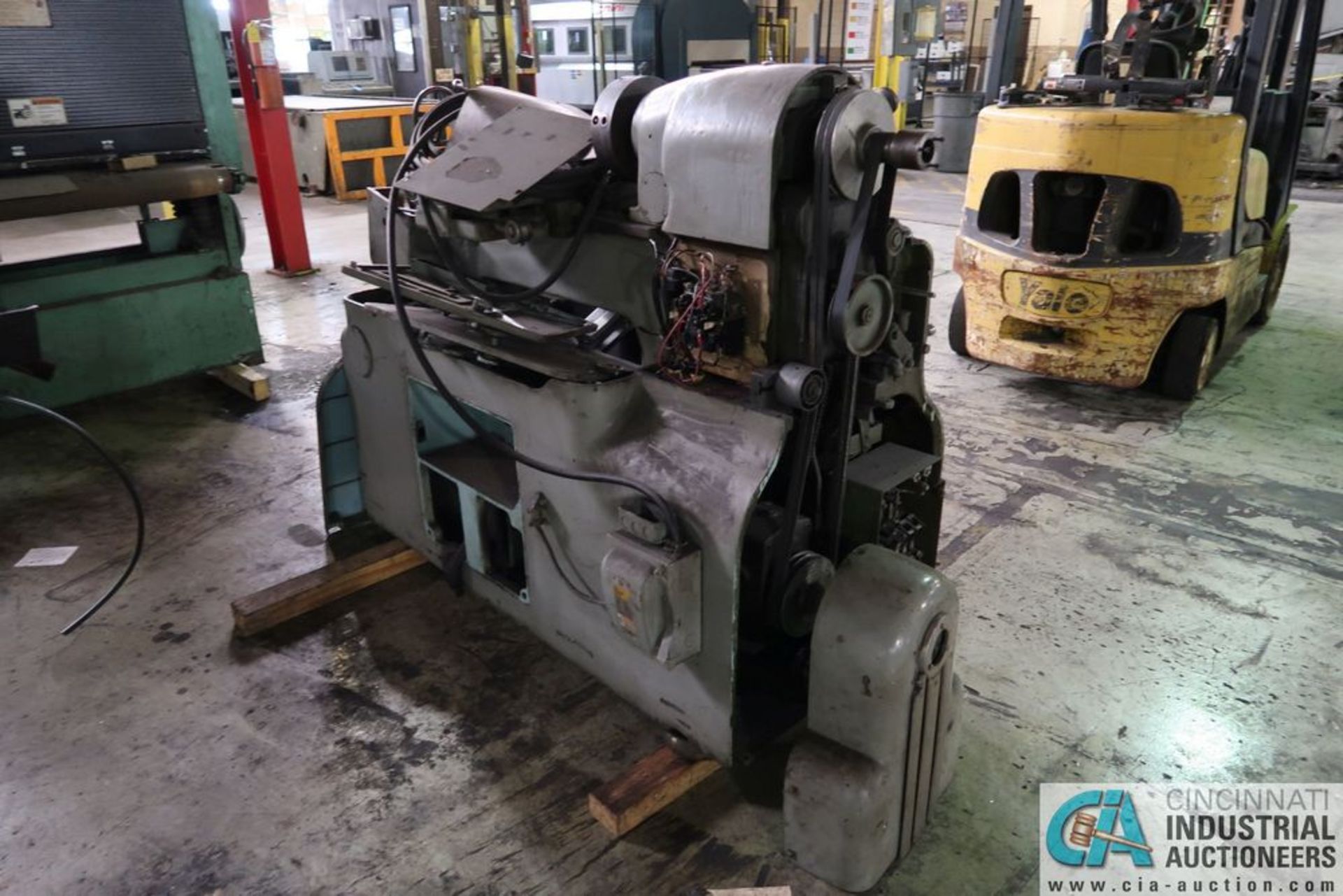 12.5" X 20" MONARCH MODEL 10EE GEARED HEAD ENGINE LATHE **OUT OF SERVICE - REPAIR ISSUES UNKNOWN** - Image 3 of 5