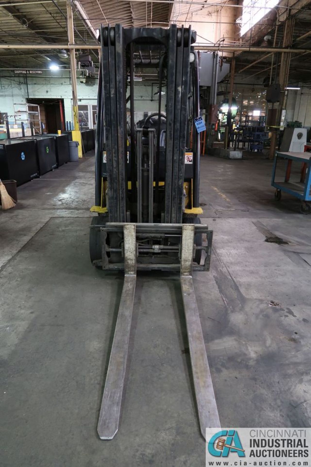 5,000 LB. YALE MODEL GLC050VXNVRE083 LP GAS CUSHION TIRE THREE-STAGE MAST LIFT TRUCK; S/N - Image 4 of 7