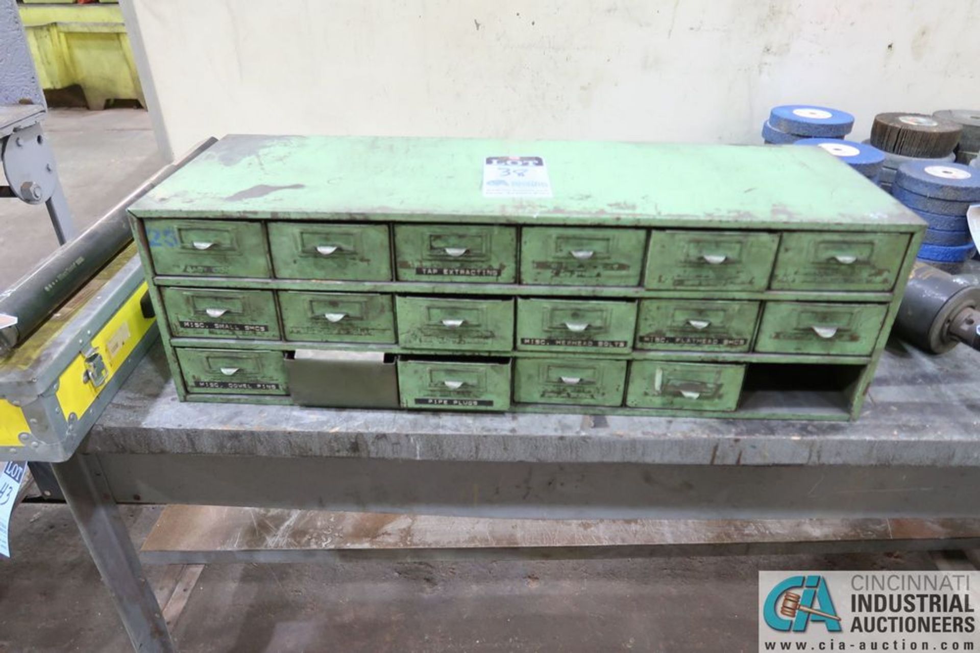 (LOT) CABINET WITH HARDWARE