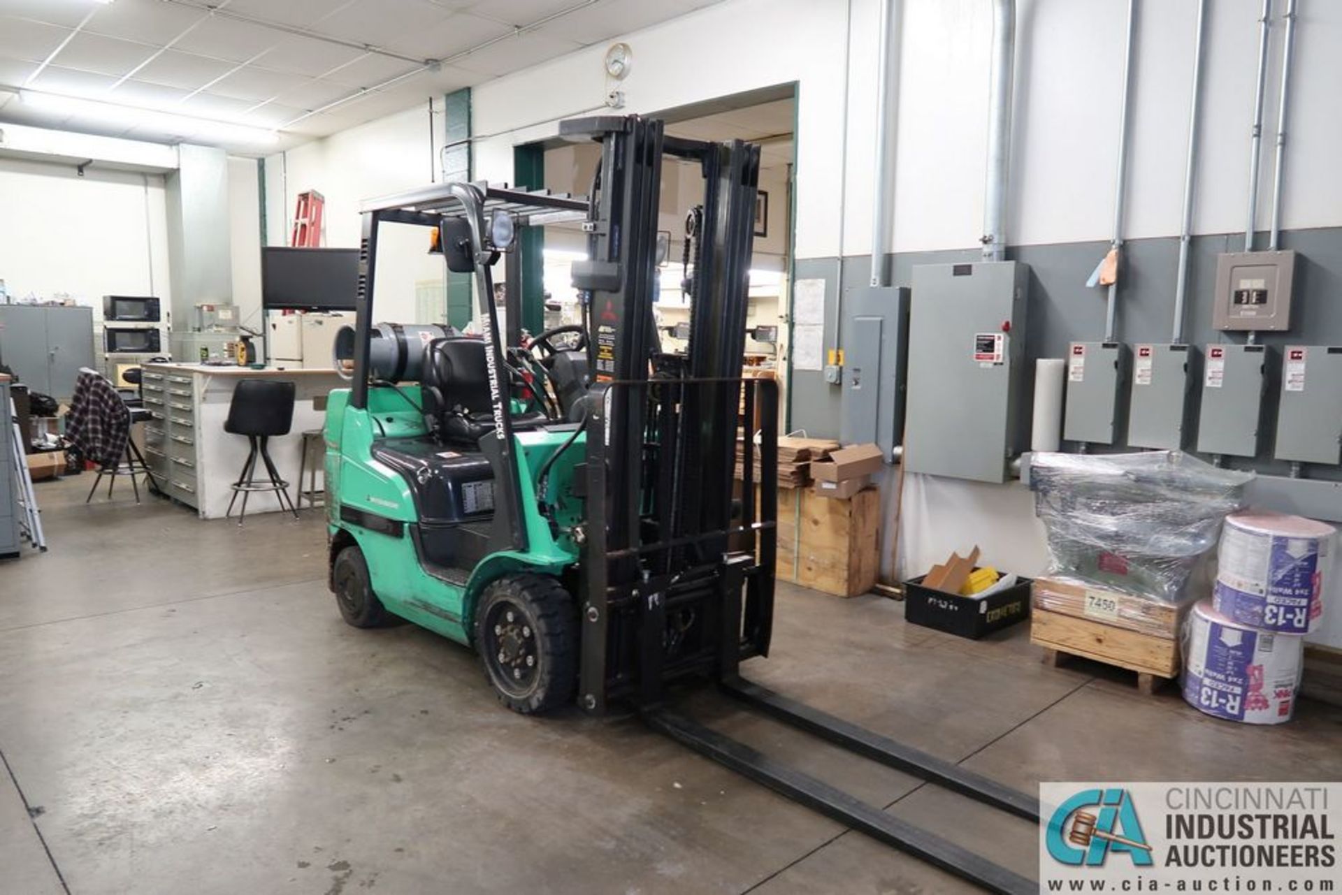 5,000 LB. MITSUBISHI MODEL FGC25N LP GAS SOLID TRUCK THREE-STAGE MAST LIFT TRUCK; S/N AF82F32388,