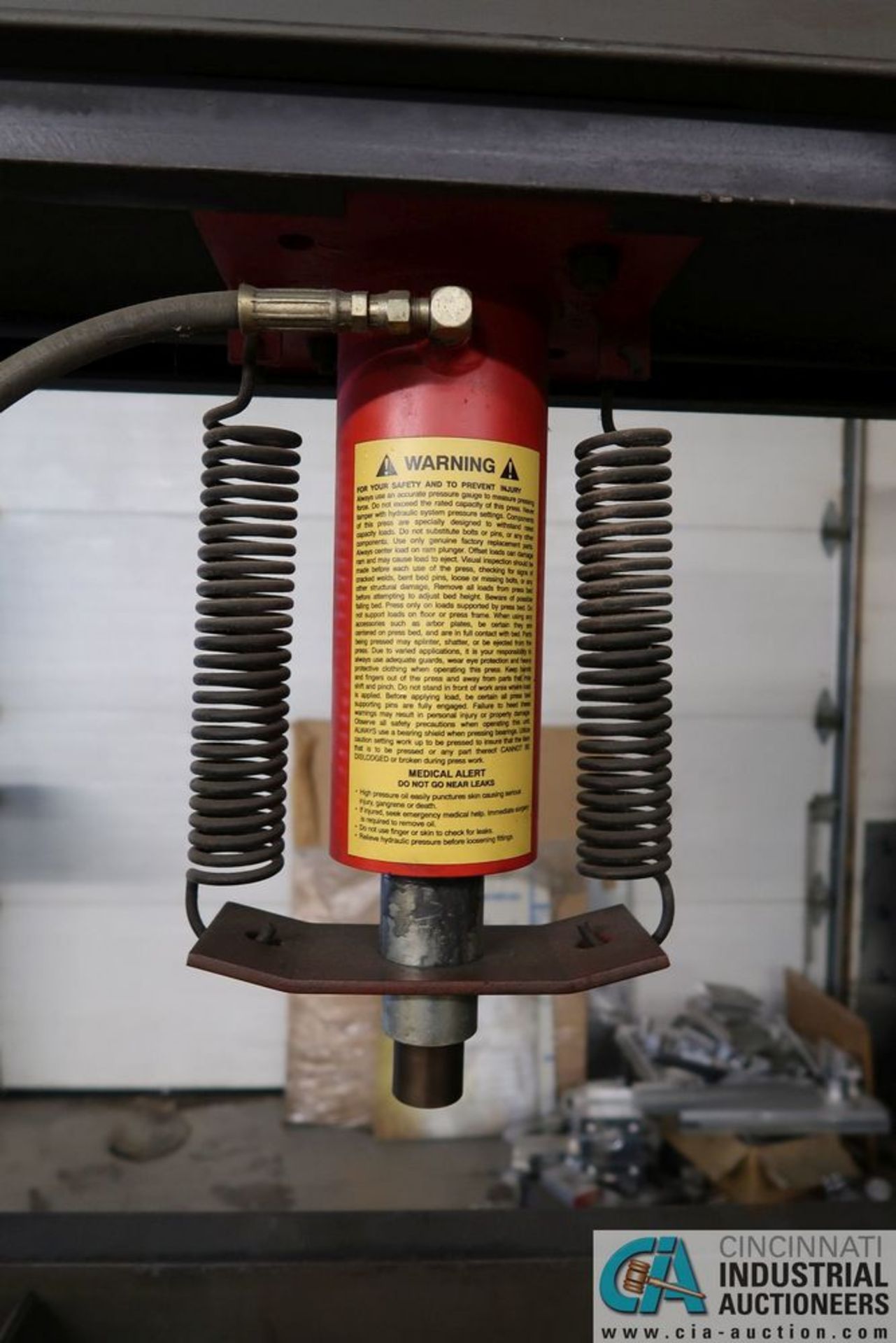 55 TON RAMCO H-FRAME MANUAL HYDRAULIC PRESS WITH ENERPAC MODEL P392 MANUAL HYDRAULIC PUMP - Image 4 of 7