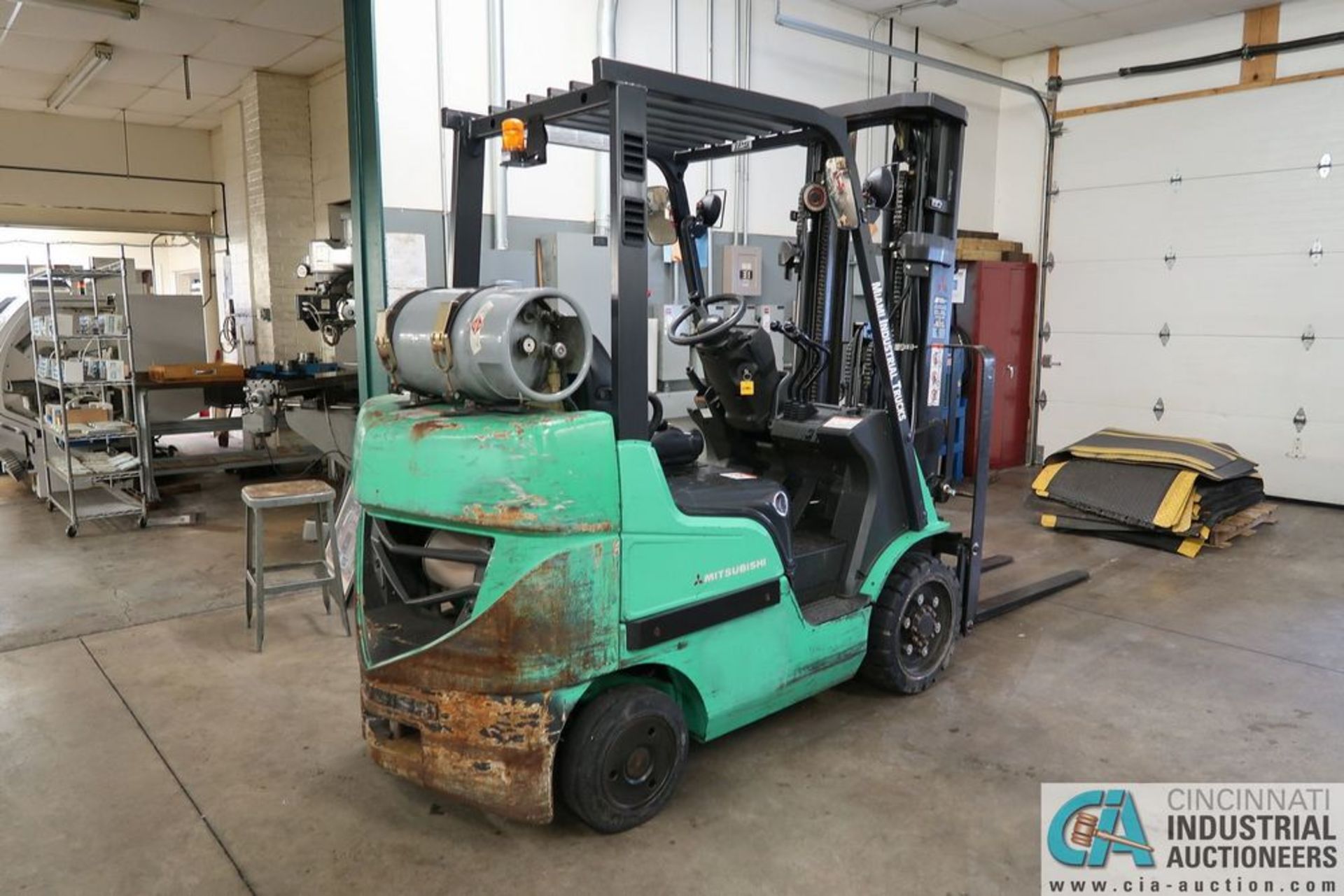 5,000 LB. MITSUBISHI MODEL FGC25N LP GAS SOLID TRUCK THREE-STAGE MAST LIFT TRUCK; S/N AF82F32388, - Image 3 of 13