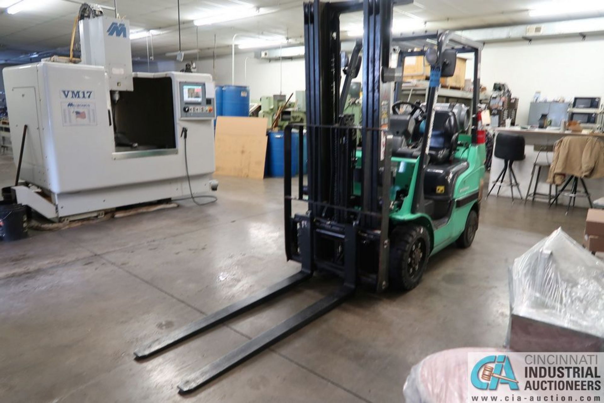 5,000 LB. MITSUBISHI MODEL FGC25N LP GAS SOLID TRUCK THREE-STAGE MAST LIFT TRUCK; S/N AF82F32388, - Image 4 of 13