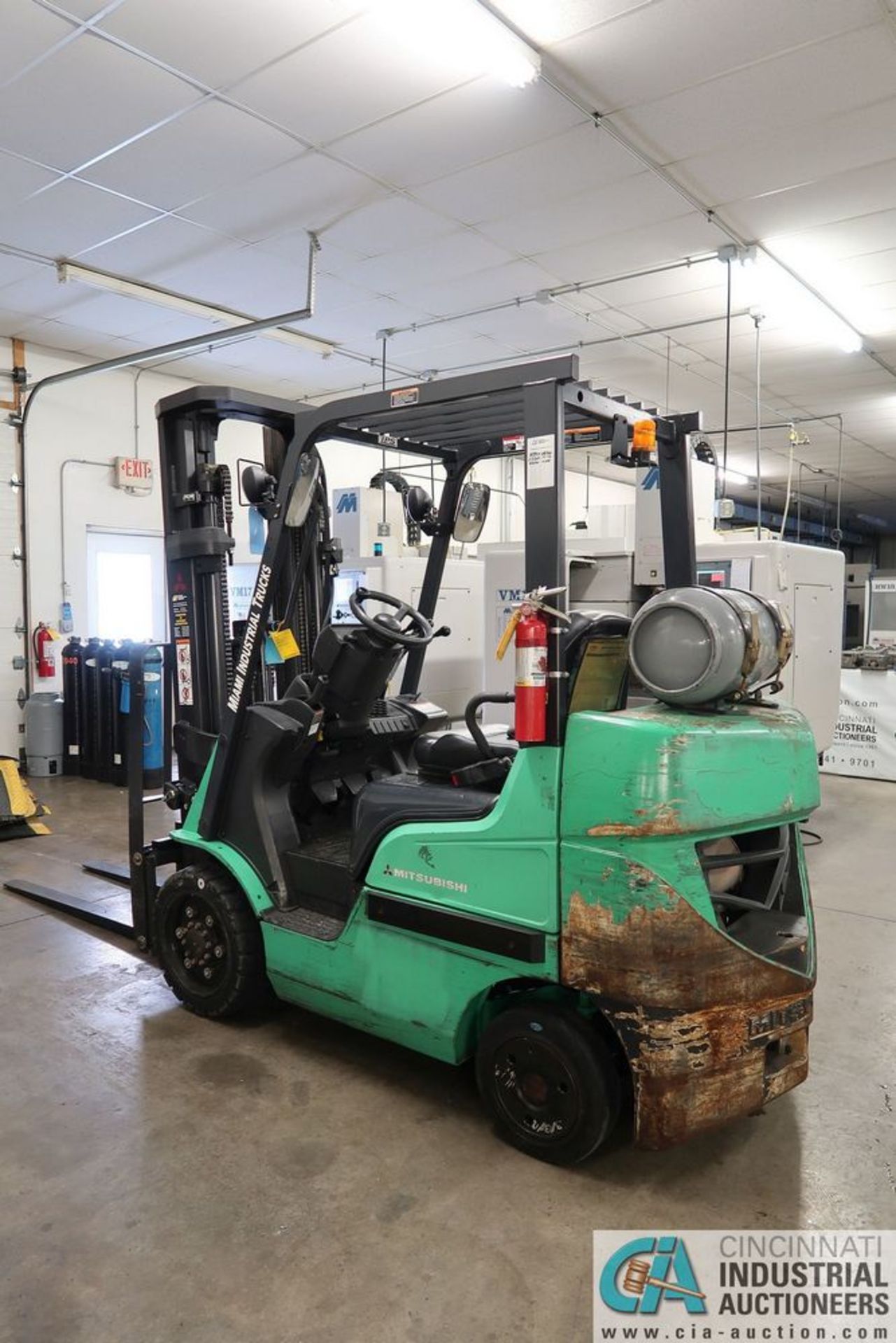 5,000 LB. MITSUBISHI MODEL FGC25N LP GAS SOLID TRUCK THREE-STAGE MAST LIFT TRUCK; S/N AF82F32388, - Image 8 of 13